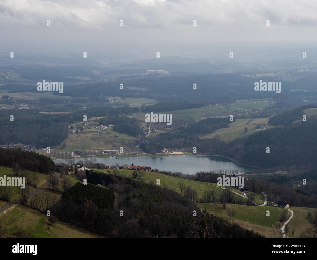 Vue sur le lac Stubenbergsee et les collines de Styrie orientale, Berg Kulm, Puch BEI Weiz, Styrie orientale, Styrie, Autriche Banque D'Images