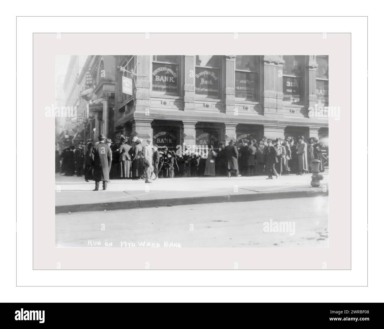 Couru sur la 19th Ward Bank, foule devant la banque, New York City., entre 1907 et 1914, 1 tirage photographique Banque D'Images