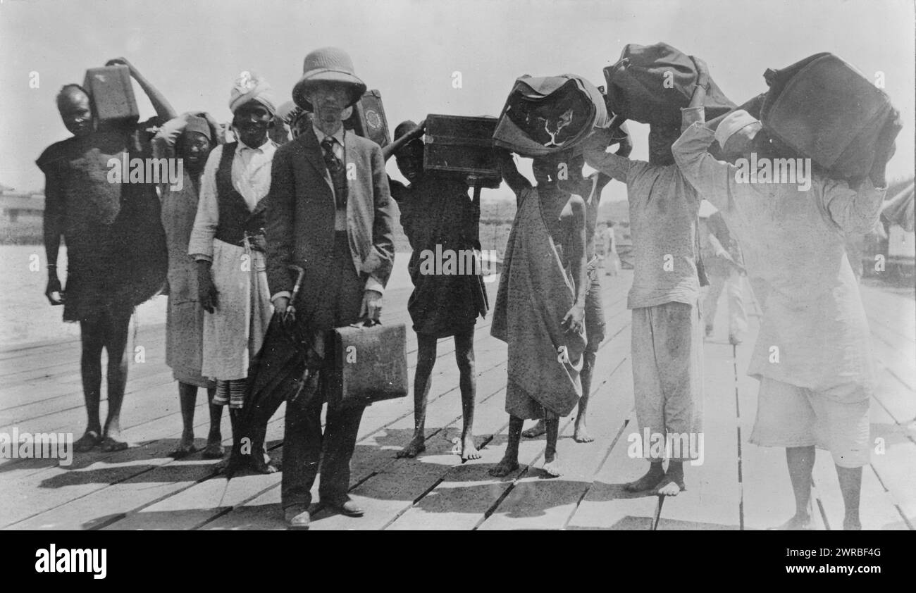 Porteurs transportant des bagages sur le quai de la gare, Uganda Railway, CA. 1919, ca. 1919, tirages photographiques, 1900-1930., tirages photographiques, 1900-1930, 1 tirage photographique Banque D'Images