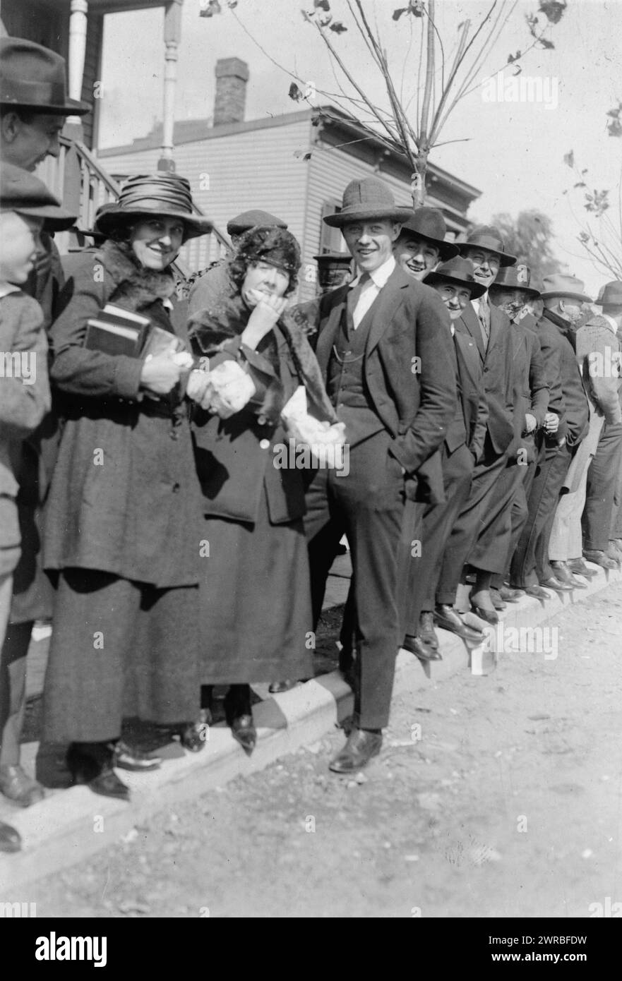 Fans de baseball, y compris les femmes, en attente d'ouverture des terrains de balle, 1920 Oct. 5, Sports spectateurs, États-Unis, 1920, photographique. Tirages, 1920., photographiques. tirages, 1920, 1 photographique. imprimer Banque D'Images