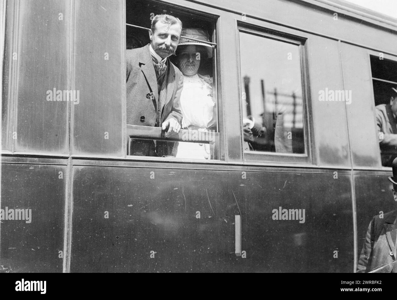 Louis Blériot à son retour avec sa femme en train de Calais à Paris, entre 1909 et 1910, Blériot, Louis, 1872-1936, famille, tirages photographiques, 1900-1910., tirages photographiques, 1900-1910, 1 tirage photographique Banque D'Images