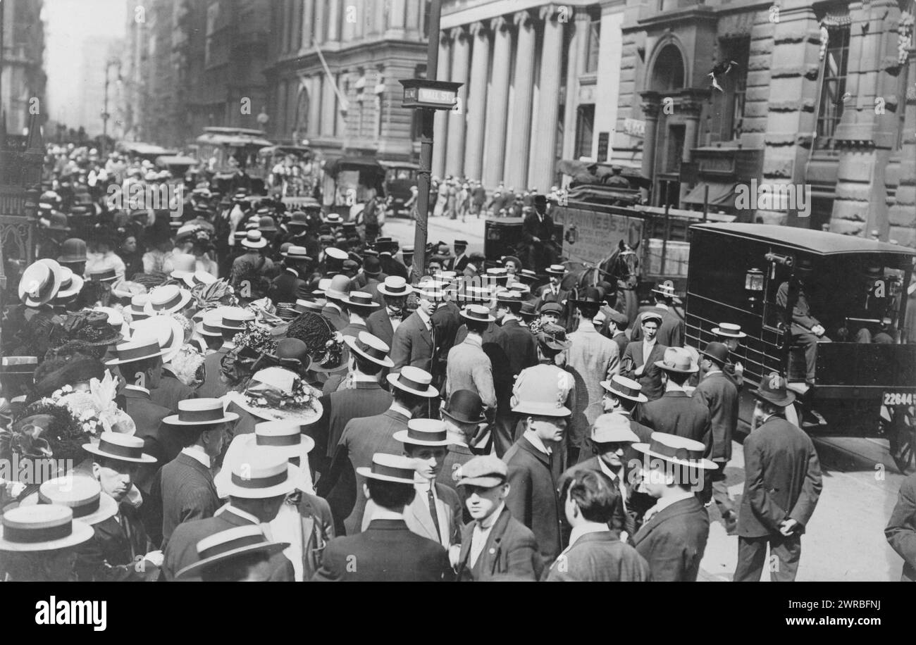 New York City Street Scenes - Crowds Before Trinity Church, 1911 juin 23, Crowds, New York (État), New York, 1910-1920, tirages photographiques, 1910-1920., tirages photographiques, 1910-1920, 1 tirage photographique Banque D'Images