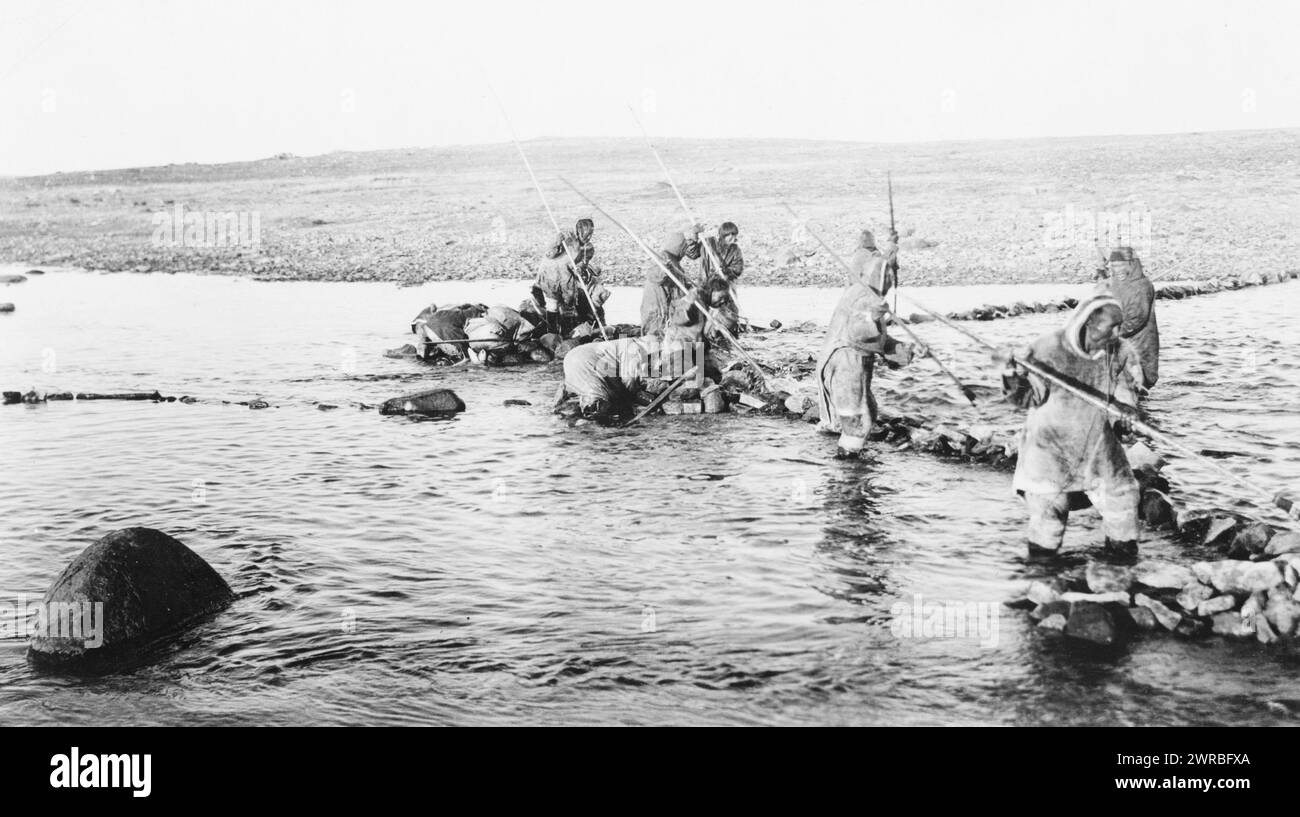 Inuits tuant le saumon avec des lances, Canada, entre 1910 et 1925, Inuits, activités de subsistance, Canada, 1910-1930, tirages photographiques, 1910-1930., tirages photographiques, 1910-1930, 1 tirage photographique Banque D'Images