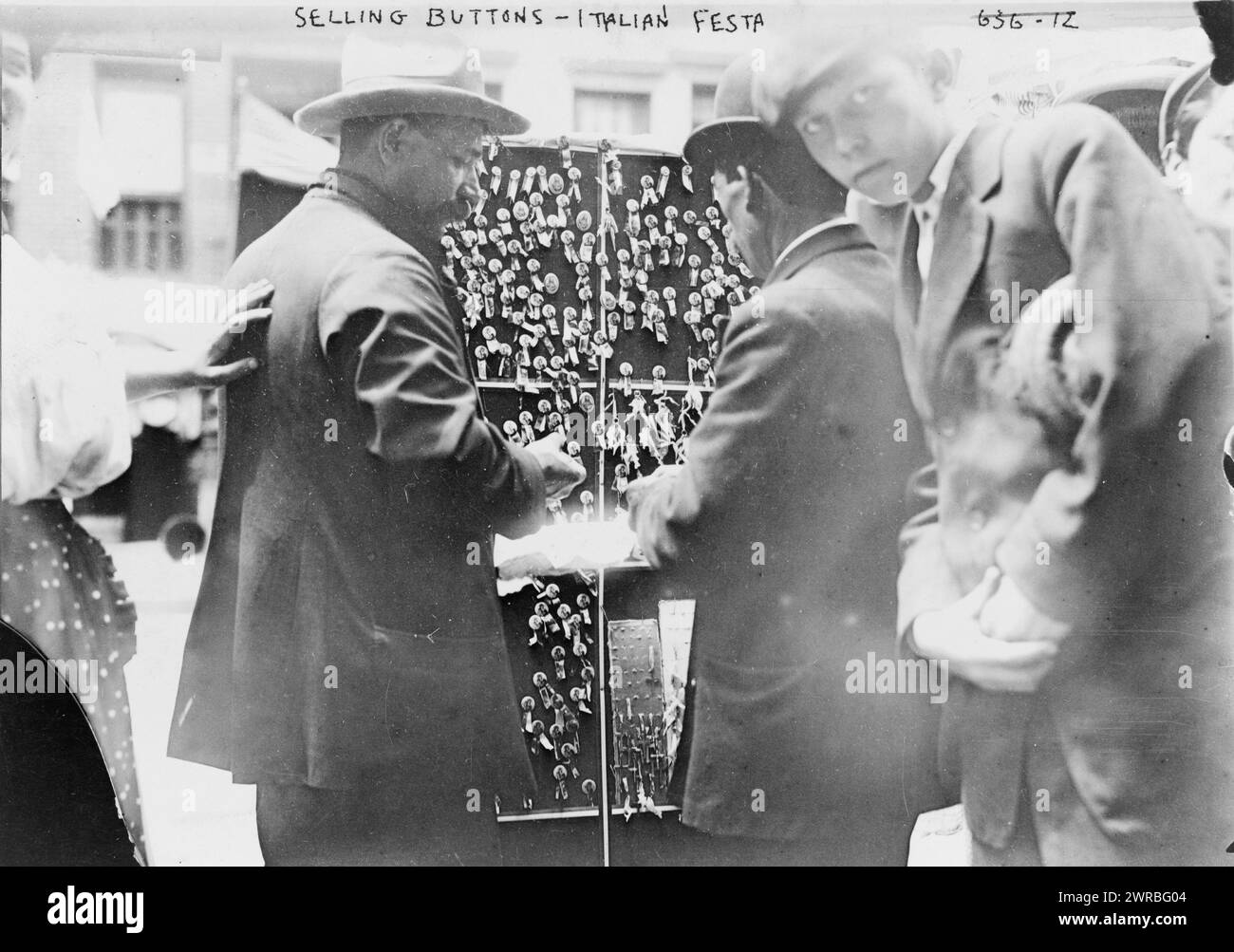 Vente de boutons, Festa italienne, homme de vente de boutons pendant le festival à Little Italy, New York City., 1908, Peddlers, New York (État), New York, 1900-1910, tirages photographiques, 1900-1910., Portrait Photographs, 1900-1910, tirages photographiques, 1900-1910, 1 tirage photographique Banque D'Images