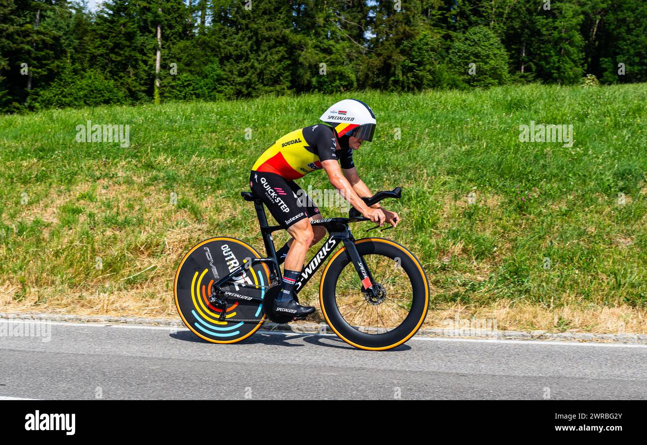 Der belgische Radrennfahrer Remco Evenepoel vom Team Soudal - QuickStep kämpft sich, während dem Einzelzeitfahren der 8. Etappe der Tour de Suisse, de Banque D'Images