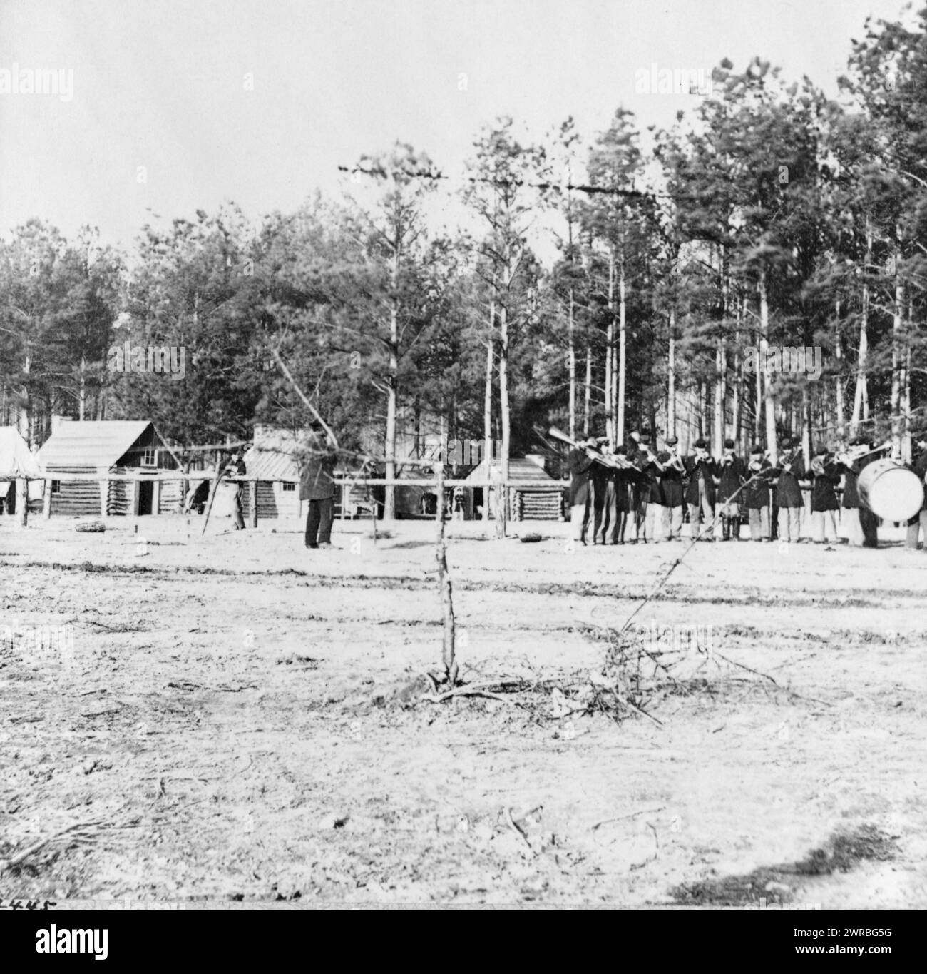 Quartiers généraux du général Weitzel, 18e corps, orchestre d'armée, bâtiments en rondins en arrière-plan., photographié entre 1861 et 1865, imprimé plus tard, Weitzel, Godfrey, 1835-1884, Home & Haunts, tirages photographiques, 1860-1910., tirages photographiques, 1860-1910, 1 tirage photographique Banque D'Images