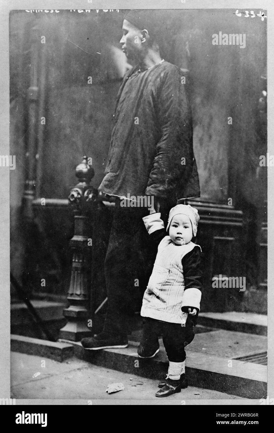 Nouvel an chinois, enfant chinois avec un adulte sur la marche à l'extérieur du bâtiment, Chinatown, New York City, 1909., 1909., enfants et adultes, New York (État), New York, 1900-19120, Portraits de groupe, 1900-1910., Portrait Photographs, 1900-1910, Portraits de groupe, 1900-1910, 1 tirage photographique Banque D'Images