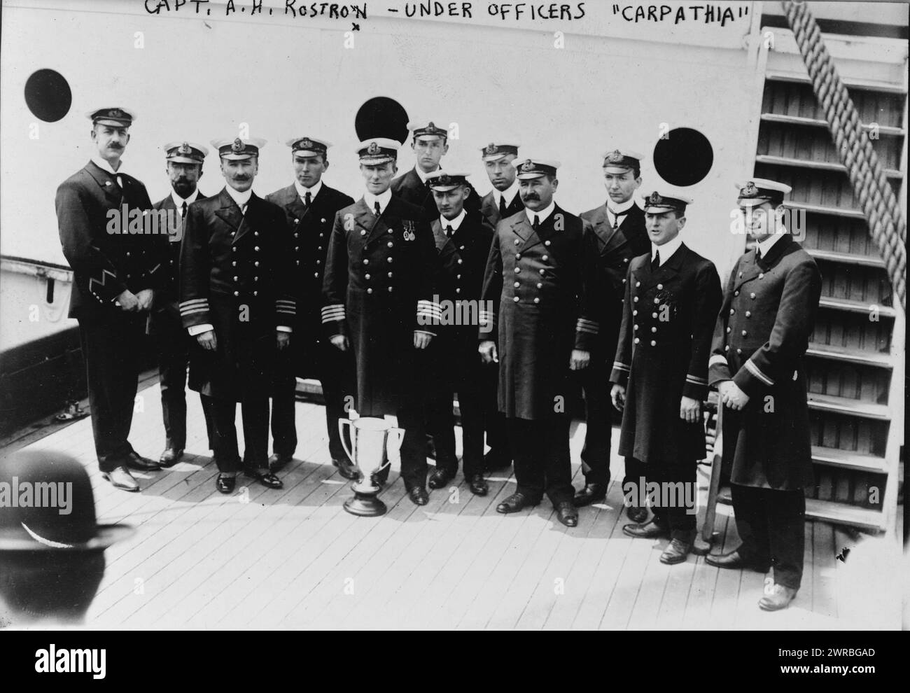 Capitaine A.H. Rostron et sous les officiers de 'Carpathia', douze marins posés, debout, pleine longueur, sur le pont du navire, avec trophée., 1912 mai 29., Carpathia (navire), peuple, 1910-1920, Portraits de groupe, 1910-1920., Portrait Photographs, 1910-1920, portraits de groupe, 1910-1920, 1 tirage photographique Banque D'Images