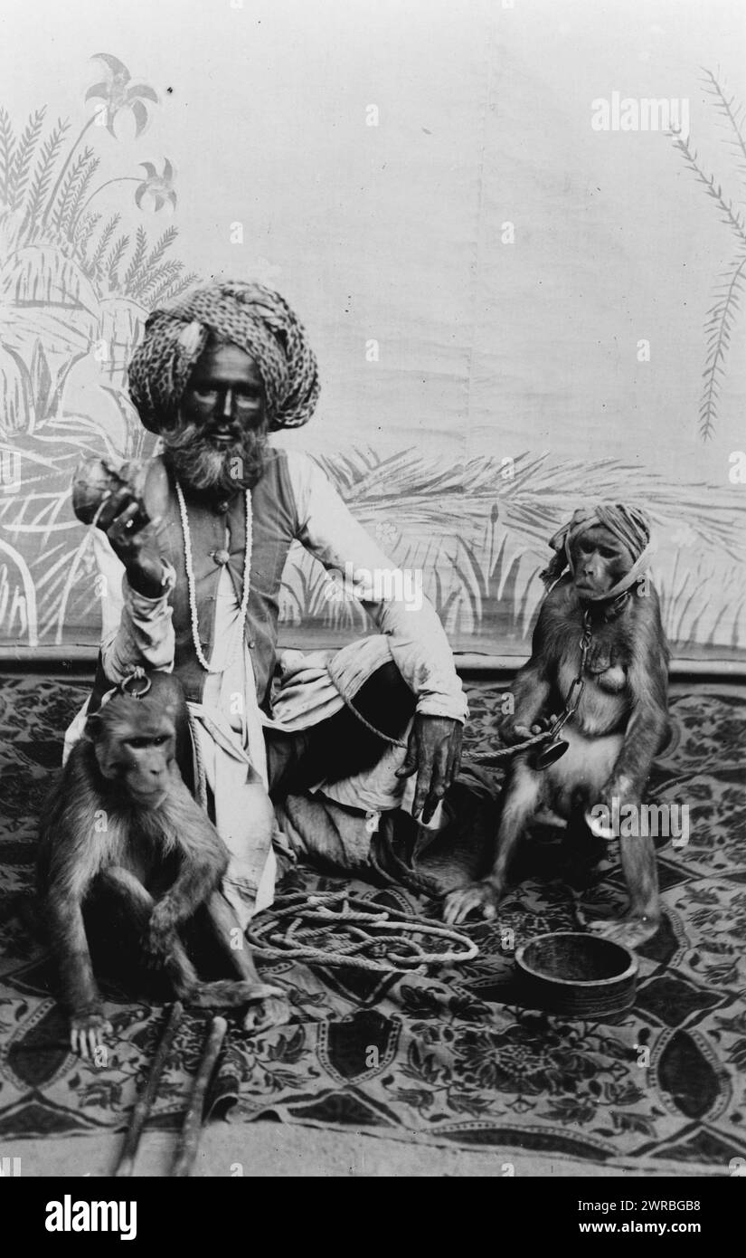 Inde, Fakir avec des singes, Fakir indien, portrait en pied, assis sur du tissu avec deux singes., entre 1980 et 1920, fakirs, Inde, 1890-1920, tirages photographiques, 1890-1920., Portrait Photographs, 1890-1920, tirages photographiques, 1890-1920, 1 tirage photographique Banque D'Images