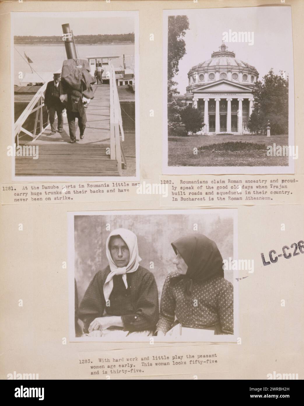 Dans les ports du Danube en Roumanie, de petits hommes portent d'énormes malles sur le dos et n'ont jamais été en grève les Roumains revendiquent l'ascendance romaine et parlent fièrement du bon vieux temps où Trajan construisait des routes et des aqueducs dans leur pays. À Bucarest est l'Atheaneum romain, avec un travail acharné et peu de jeu les femmes paysannes vieillissent tôt. Cette femme a l'air cinquante-cinq et a trente-cinq ans., les photographies montrent des scènes en Roumanie, y compris : un porteur transportant une grande charge d'un bateau sur le Danube, la salle de concert roumaine Athenaeum, Bucarest, et deux femmes portant des mouchoirs sur la tête. Banque D'Images