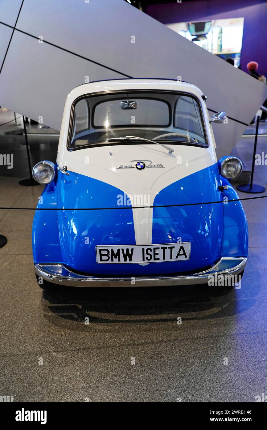 Un modèle historique de voiture BMW Isetta bleu et blanc dans un hall d'exposition, BMW WELT, Munich, Allemagne Banque D'Images