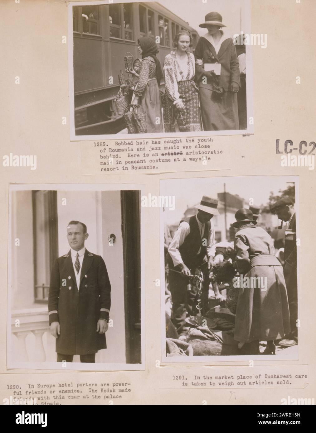 Bobbed Hair a attrapé la jeunesse de la Roumanie et la musique jazz n'était pas loin derrière. Voici une servante aristocratique en costume de paysan dans une station balnéaire en Roumanie en Europe les porteurs d'hôtel sont de puissants amis ou ennemis. Le kodak s'est fait des amis avec ce tsar à l'hôtel Palace à Sinaia, sur la place du marché de Bucarest le soin est pris de peser les articles vendus., les photographies montrent des scènes en Roumanie, y compris : paysanne femme et fille avec des paniers et fille de classe supérieure avec femme à côté de wagon de chemin de fer; portier de l'hôtel en uniforme au Palace Hotel, Sinaia Banque D'Images