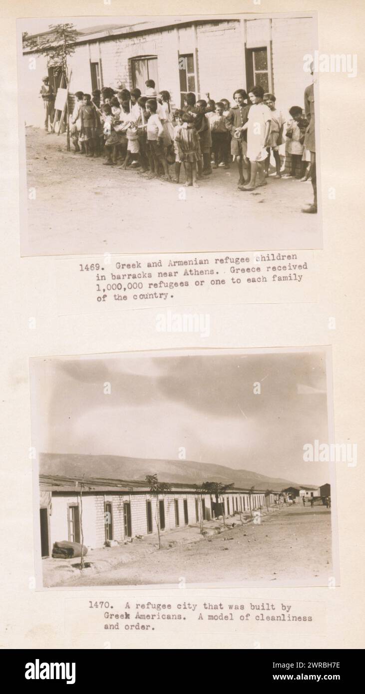 Enfants réfugiés grecs et arméniens dans des casernes près d'Athènes. La Grèce a accueilli 1 000 000 réfugiés, soit un pour chaque famille dans le pays Une ville de réfugiés qui a été construite par les Grecs-Américains. Un modèle de propreté et d'ordre., photographies montrent des enfants grecs et arméniens, probablement d'Anatolie, debout à l'extérieur de casernes et une vue de la caserne le long d'une rue, près d'Athènes, Grèce., charpentier, Frank G. (Frank George), 1855-1924, photographe, 1923., Guerre gréco-turque, 1921-1922, réfugiés, Grèce, estampes argentées gélatineuses, 1920-1930., portraits de groupe, 1920-1930, Portrait Photographs, 1920-1930 Banque D'Images