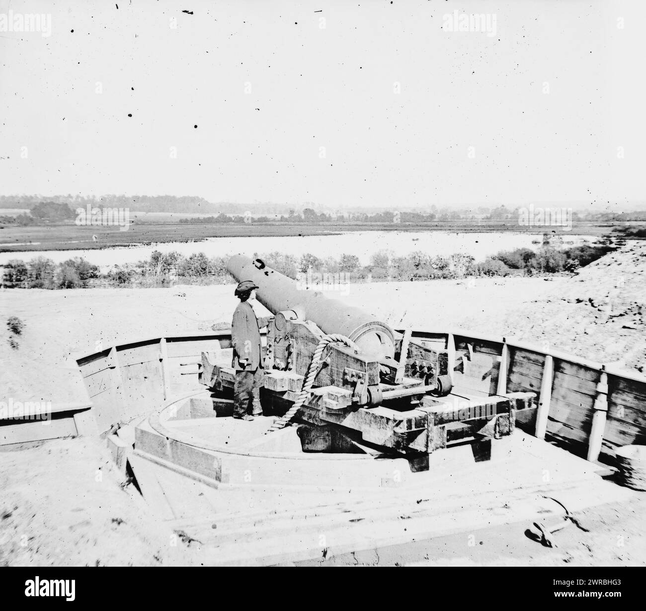 Dutch Gap canal, James River, Virginie. Brooke Gun (fabriqué à Tredegar Iron Works) sur James River Above Dutch Gap canal, 1865 Apr., États-Unis, histoire, Guerre de Sécession, 1861-1865, négatifs verre, 1860-1870, stéréographies, 1860-1870, 1 négatif : verre, stéréographe, collodion humide, 4 x 10 po Banque D'Images