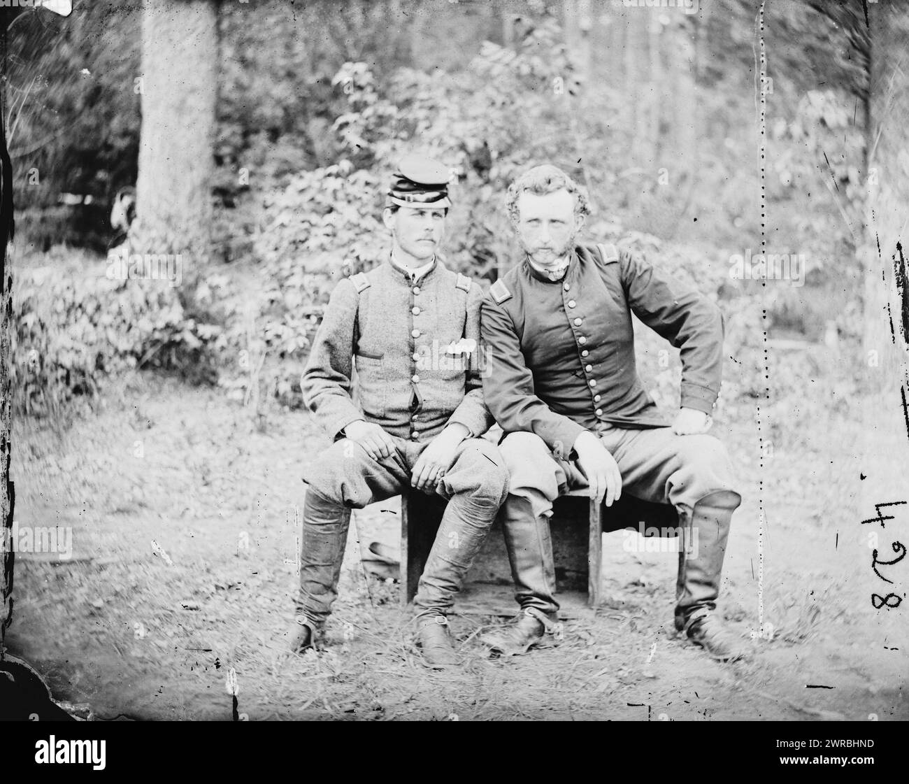 Fair Oaks, Va. Lt. James B. Washington, un prisonnier confédéré, avec le capitaine George A. Custer du 5th Cavalry, États-Unis, photographie du principal théâtre de guerre oriental, la campagne péninsulaire, mai-août 1862., Gibson, James F., 1828-, photographe, 1862 mai 31., États-Unis, histoire, guerre civile, 1861-1865, prisonniers, confédérés, négatifs en verre, 1860-1870, stéréographies, 1860-1870, 1 négatif : verre, stéréographe, collodion humide, 4 x 10 po Banque D'Images