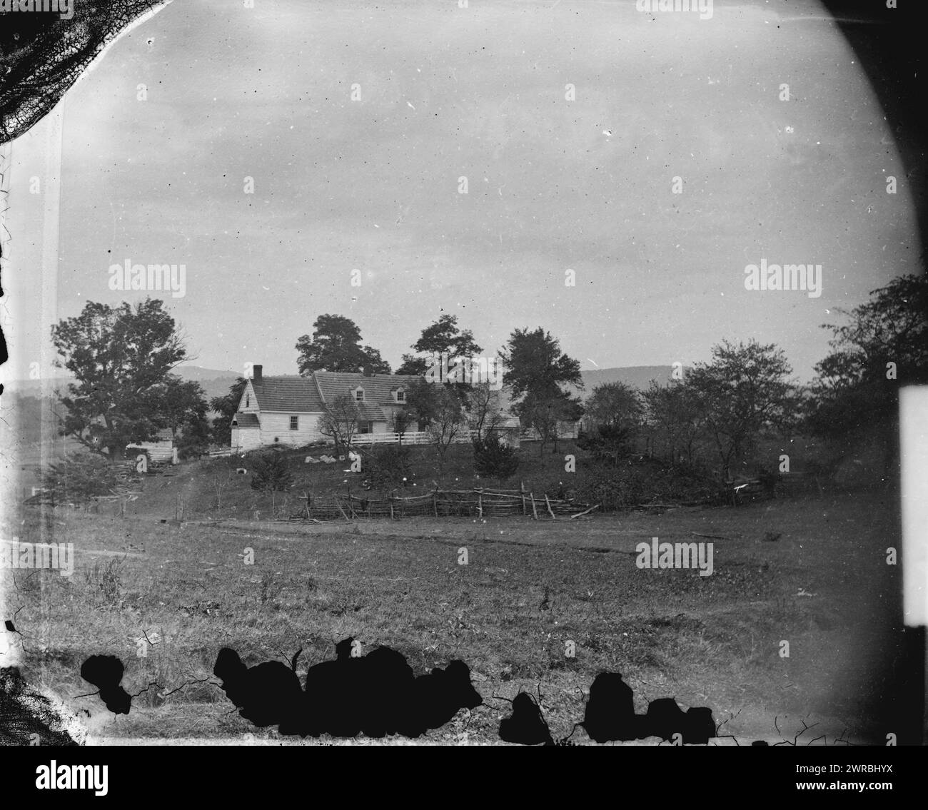 Antietam, Maryland. Maison de Rullet sur le champ de bataille, Gardner, Alexander, 1821-1882, photographe, 1862 Sept., États-Unis, histoire, Guerre de Sécession, 1861-1865, négatifs verre, 1860-1870, stéréographies, 1860-1870, 1 négatif : verre, stéréographe, collodion humide, 4 x 10 po Banque D'Images
