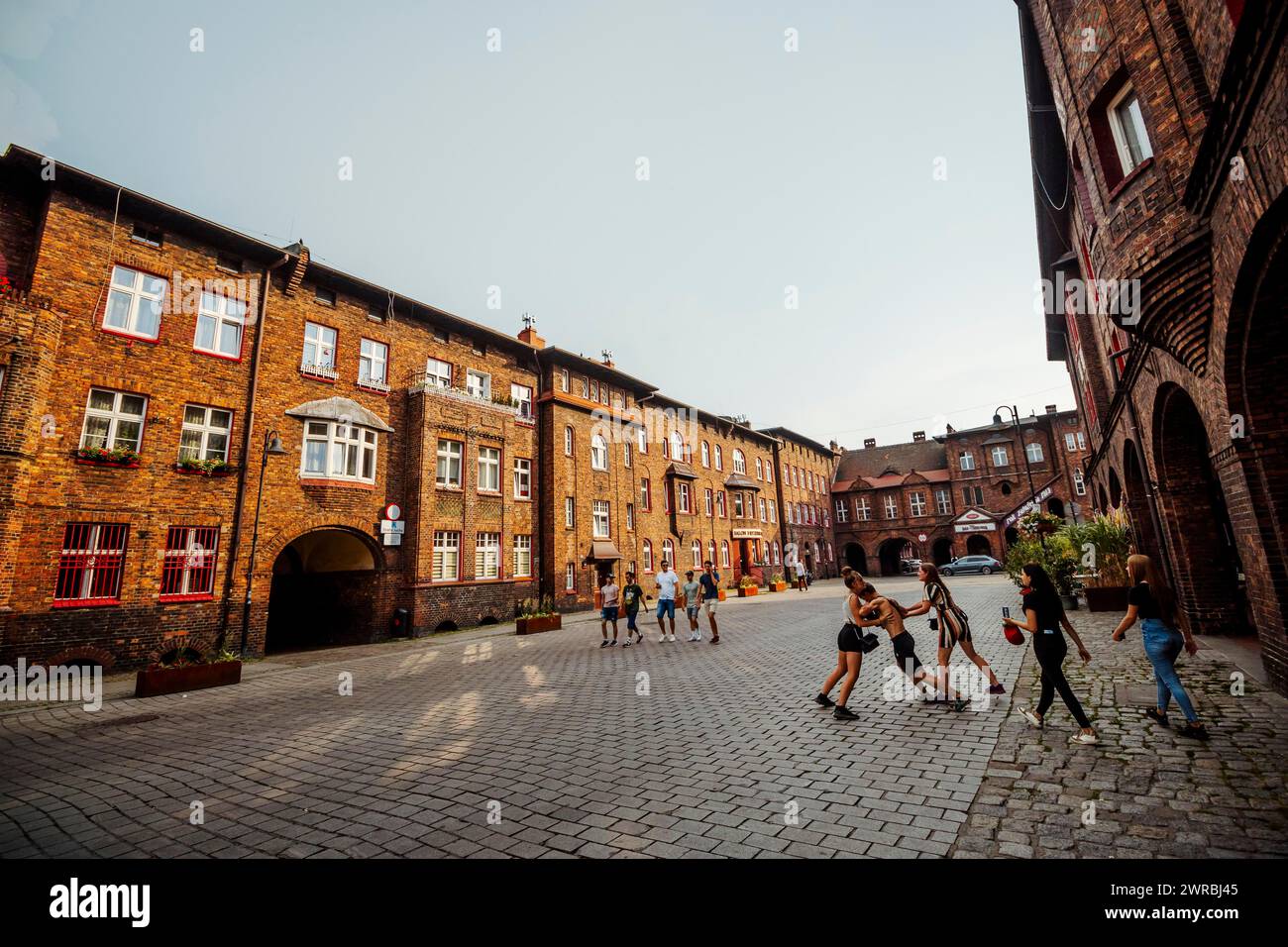 Nikiszowiec, Pologne, 14 avril 2020 : groupe d'enfants combattant dans la cour du district minier de Katowice, Silésie Banque D'Images