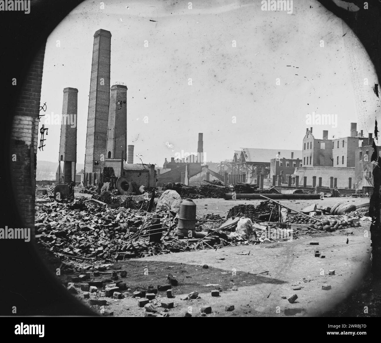 Richmond, Virginie. Tredegar Iron Works, Gardner, Alexander, 1821-1882, photographe, 1865 Apr., États-Unis, histoire, Guerre de Sécession, 1861-1865, négatifs verre, 1860-1870, stéréographies, 1860-1870, 1 négatif : verre, stéréographe, collodion humide, 4 x 10 po Banque D'Images