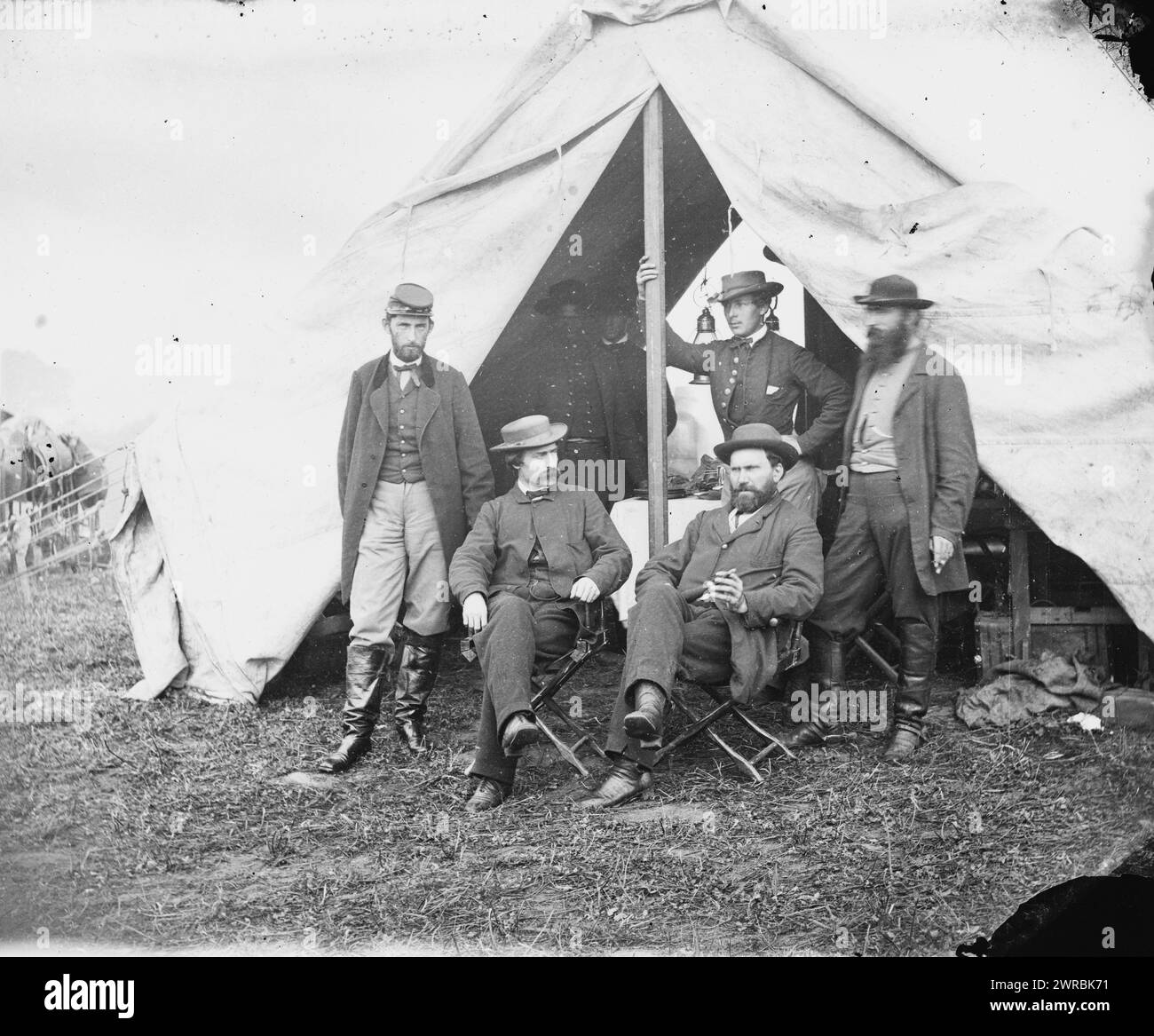 Antietam, Maryland. Assis : R. William Moore et Allan Pinkerton. Debout : George H. Bangs, John C. Babcock, et Augustus K. Littlefield, Gardner, Alexander, 1821-1882, photographe, 1862 octobre., États-Unis, histoire, Guerre de Sécession, 1861-1865, négatifs verre, 1860-1870., stéréographies, 1860-1870, négatifs verre, 1860-1870, 1 négatif (2 plaques) : verre, stéréographe, collodion humide Banque D'Images