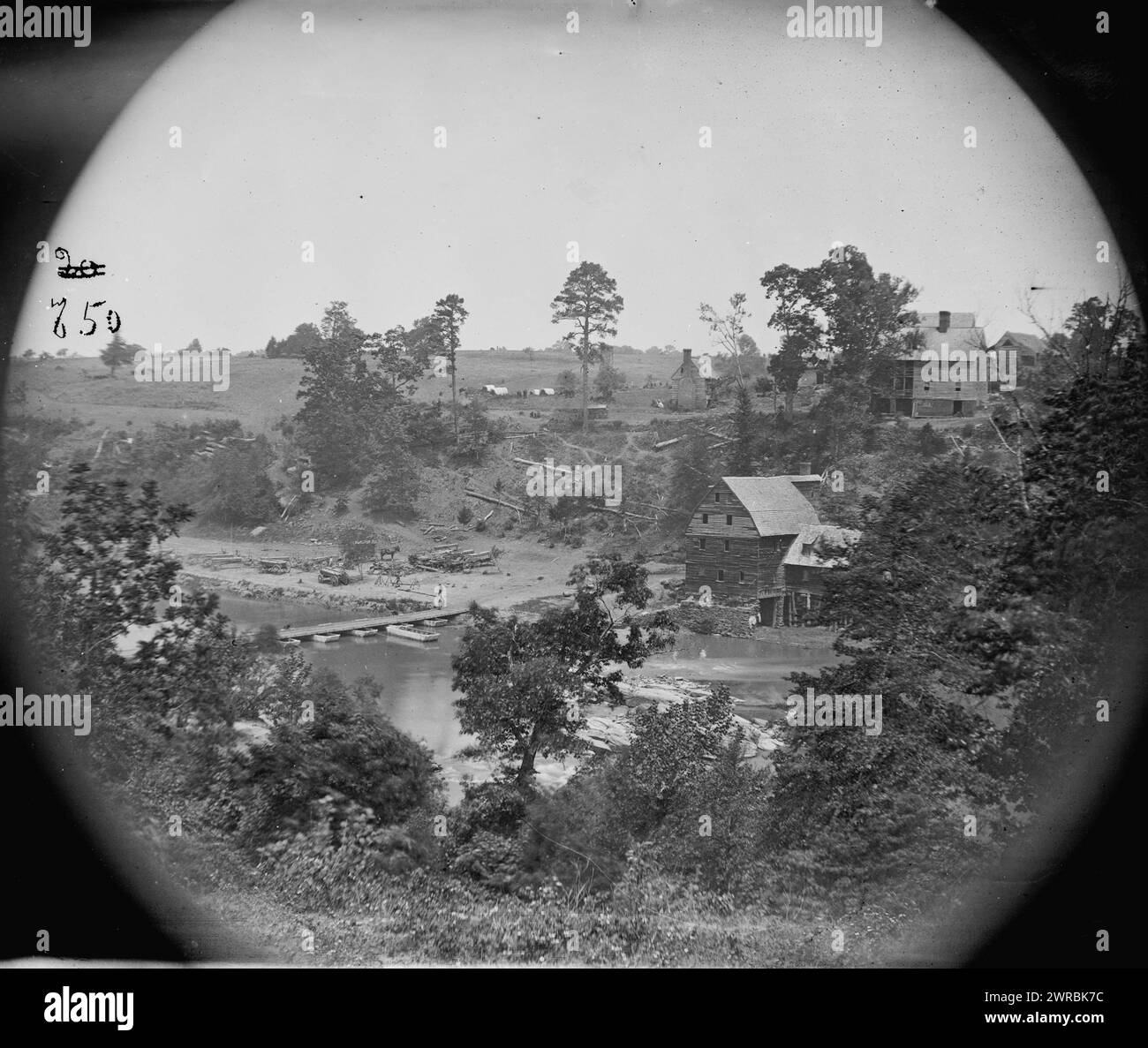 Jericho Mills, Virginie. Regardant vers le haut de la rivière North Anna depuis la rive sud, pont ponton en toile et train ponton sur la rive opposée, 24 mai 1864, O'Sullivan, Timothy H., 1840-1882, photographe, 1864 mai., États-Unis, histoire, guerre civile, 1861-1865, négatifs en verre, 1860-1870., stéréographies, 1860-1870, négatifs en verre, 1860-1870, 1 négatif (2 plaques) : verre, stéréographe, collodion humide Banque D'Images