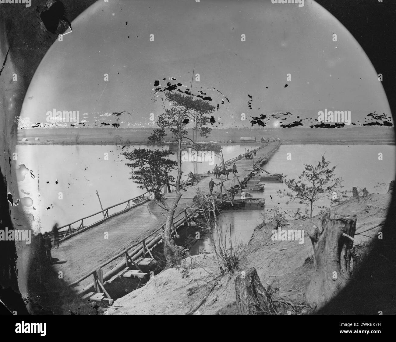 Varina (?) Débarquement, Virginie. Pont flottant sur la James River. (Pont de garde de cavalerie), Reekie, John, photographe, 1864., États-Unis, histoire, Guerre civile, 1861-1865, négatifs en verre, 1860-1870., stéréographies, 1860-1870, négatifs verre, 1860-1870, 1 négatif (2 plaques) : verre, stéréographe, collodion humide Banque D'Images
