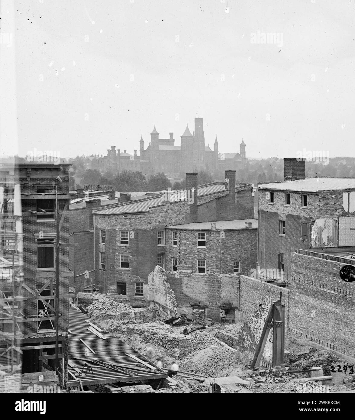 Washington, District de Columbia. Bâtiments détruits par un grand incendie où se distinguent les Zouaves de Col. Ellsworth, entre 1861 et 1869, États-Unis, histoire, Guerre civile, 1861-1865, négatifs verre, 1860-1870., stéréographies, 1860-1870, négatifs verre, 1860-1870, 1 négatif (2 plaques) : verre, stéréographe, collodion humide Banque D'Images
