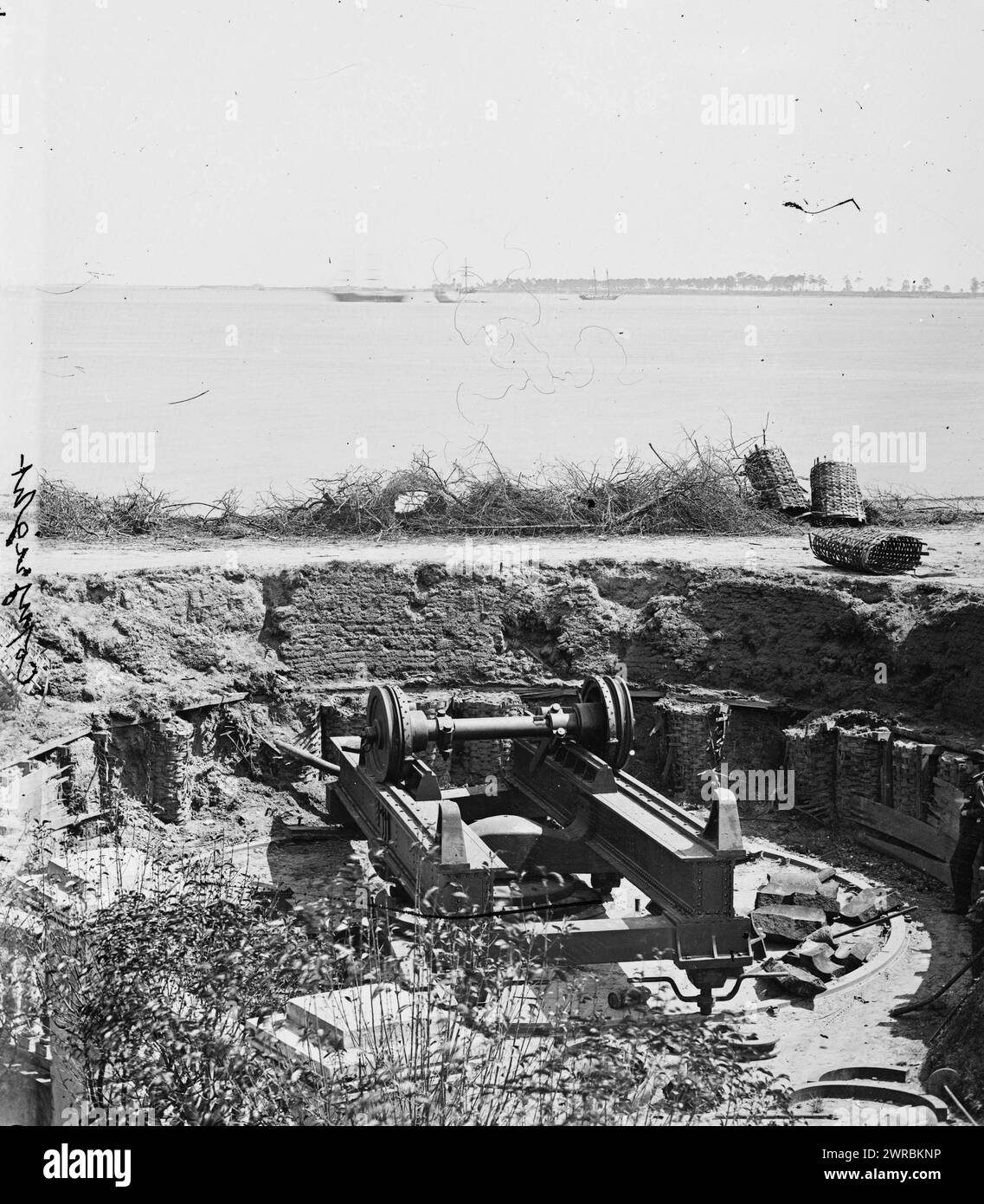 Charleston, Caroline du Sud. Restes de Blakely Gun détruits par les confédérés avant l'évacuation, 1865 mars., États-Unis, histoire, Guerre de Sécession, 1861-1865, négatifs verre, 1860-1870., stéréographies, 1860-1870, négatifs en verre, 1860-1870, 1 négatif (2 plaques) : verre, stéréographe, collodion humide Banque D'Images
