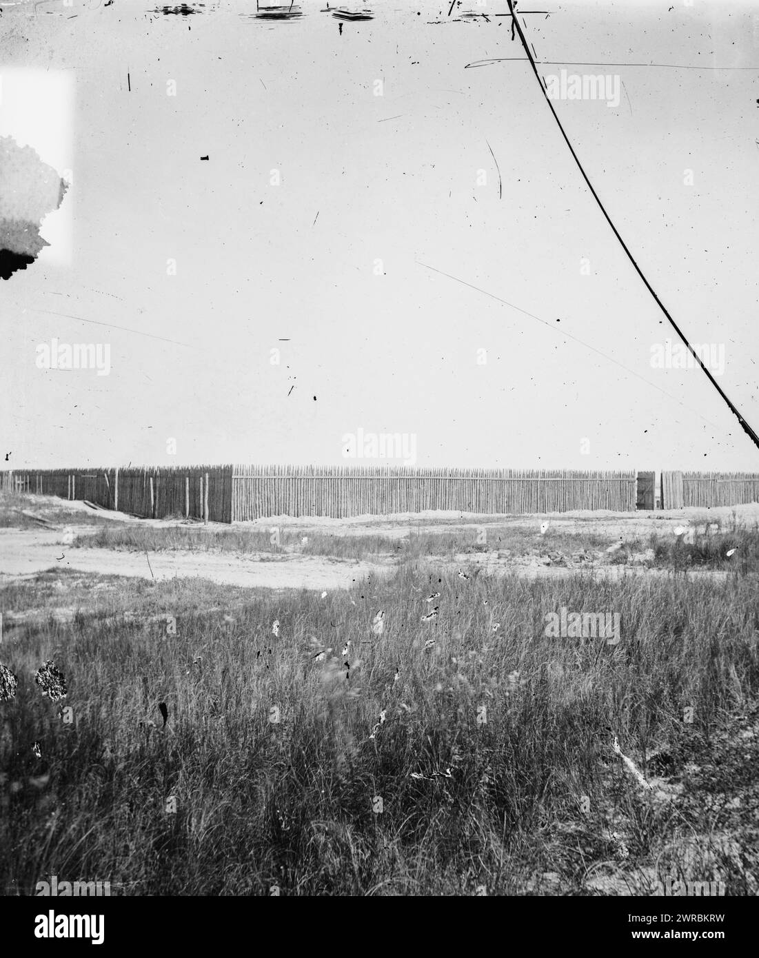 Charleston, Caroline du Sud (environs). Stockade sur l'île Morris où les prisonniers confédérés ont été enfermés sous le feu en représailles pour avoir placé des prisonniers fédéraux sous le feu à Charleston, 1865, États-Unis, histoire, Guerre de Sécession, 1861-1865, négatifs verre, 1860-1870., stéréographies, 1860-1870, négatifs en verre, 1860-1870, 1 négatif (2 plaques) : verre, stéréographe, collodion humide Banque D'Images