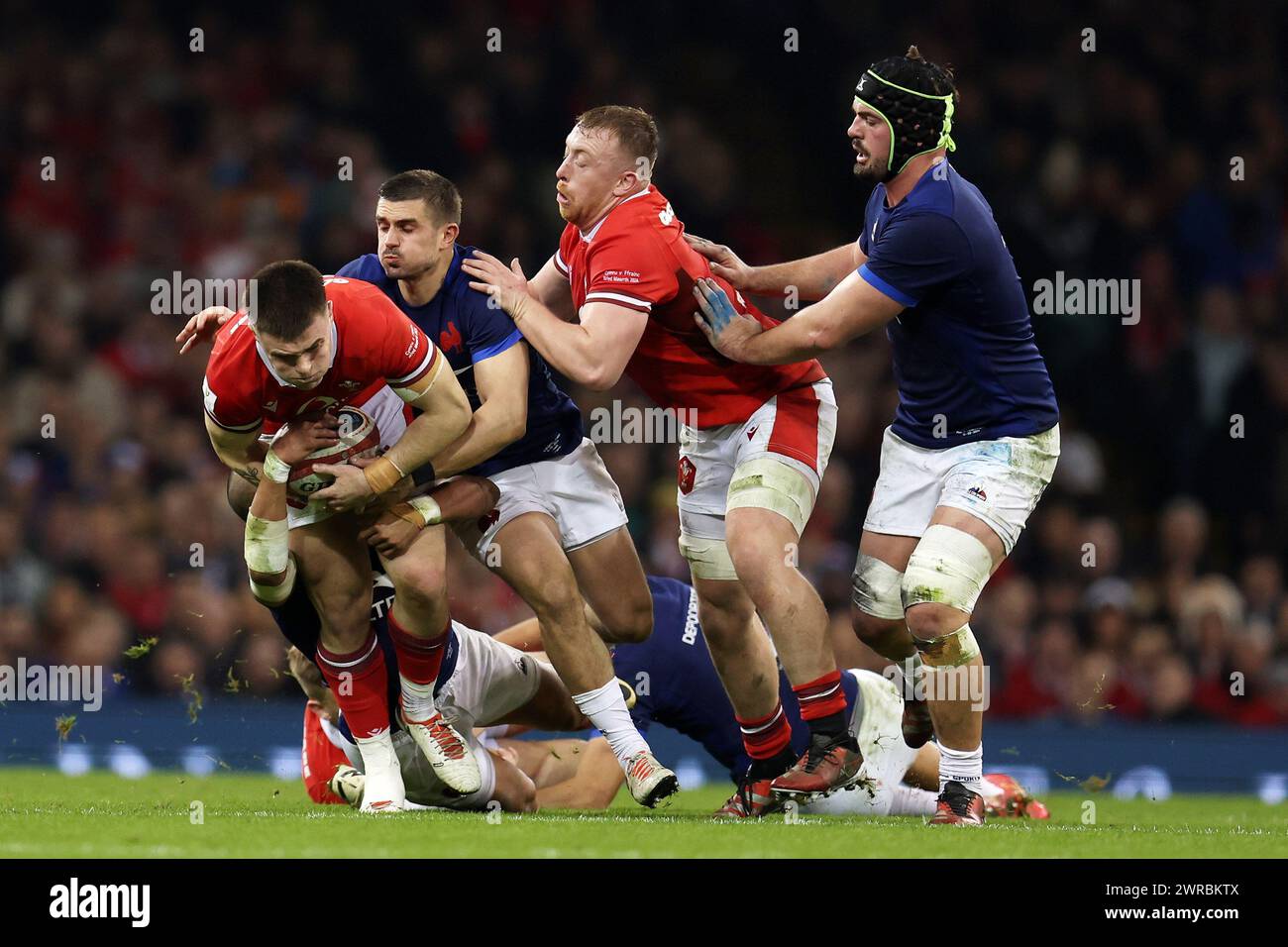 Cardiff, Royaume-Uni. 10 mars 2024. Joe Roberts du pays de Galles (l) est attaqué par Thomas Ramos de France. Match du championnat Guinness six Nations 2024, pays de Galles - France au Principality Stadium de Cardiff le dimanche 10 mars 2024. photo par Andrew Orchard/Andrew Orchard photographie sportive/ Alamy Live News crédit : Andrew Orchard photographie sportive/Alamy Live News Banque D'Images