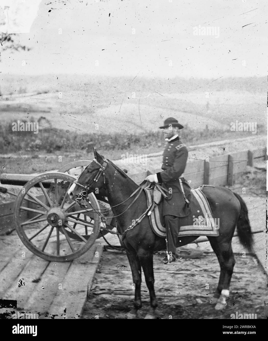 Atlanta, Ga Gen. William T. Sherman à cheval au Fort fédéral 7, photographie de la guerre dans l'Ouest. Ces photographies sont de Sherman à Atlanta, septembre-novembre 1864. Après trois mois et demi de manœuvres incessantes et de combats acharnés, Sherman force Hood à abandonner le centre de munitions de la Confédération. Sherman y resta, reposant ses hommes portés par la guerre et accumulant des provisions, pendant près de deux mois et demi. Pendant l'occupation, George N. Barnard, photographe officiel du bureau de l'ingénieur en chef Banque D'Images