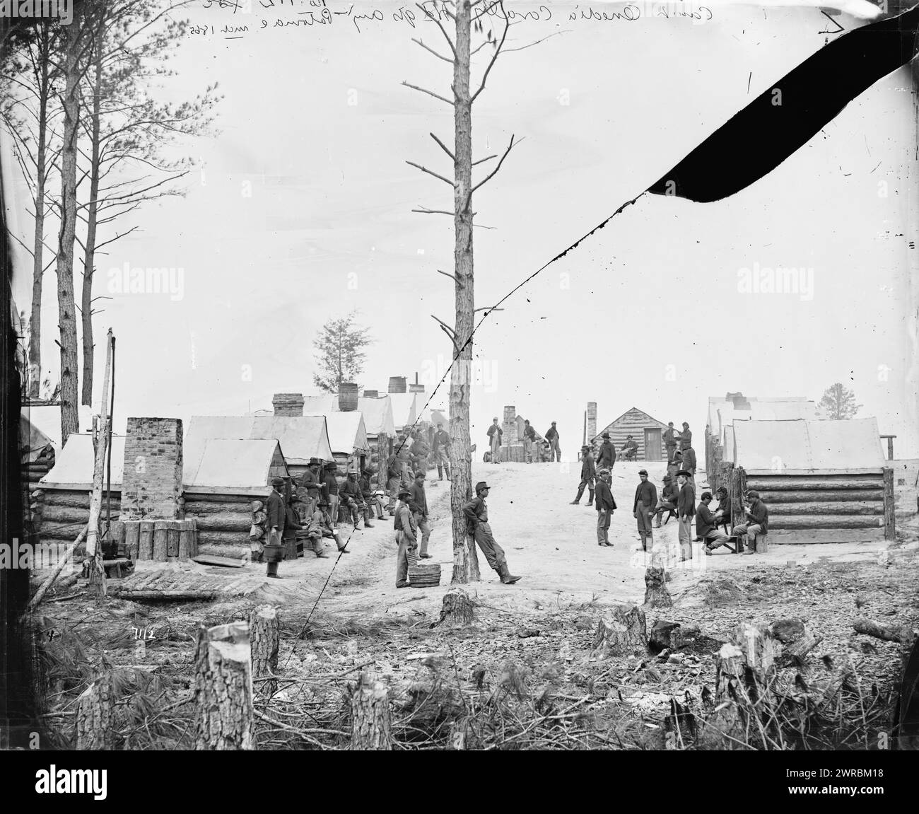 Pétersbourg, Virginie Vue générale du camp d'Oneida, New York, compagnie de cavalerie indépendante au quartier général de l'armée, avec des hommes à loisir, photographie du principal théâtre de guerre oriental, le siège de Petersburg, juin 1864-avril 1865., 1865 mars., États-Unis., armée., Oneida New York Cavalry Company (1861-1865), installations, négatifs collodions humides., négatifs collodions humides, 1 négatif : verre, collodion humide Banque D'Images