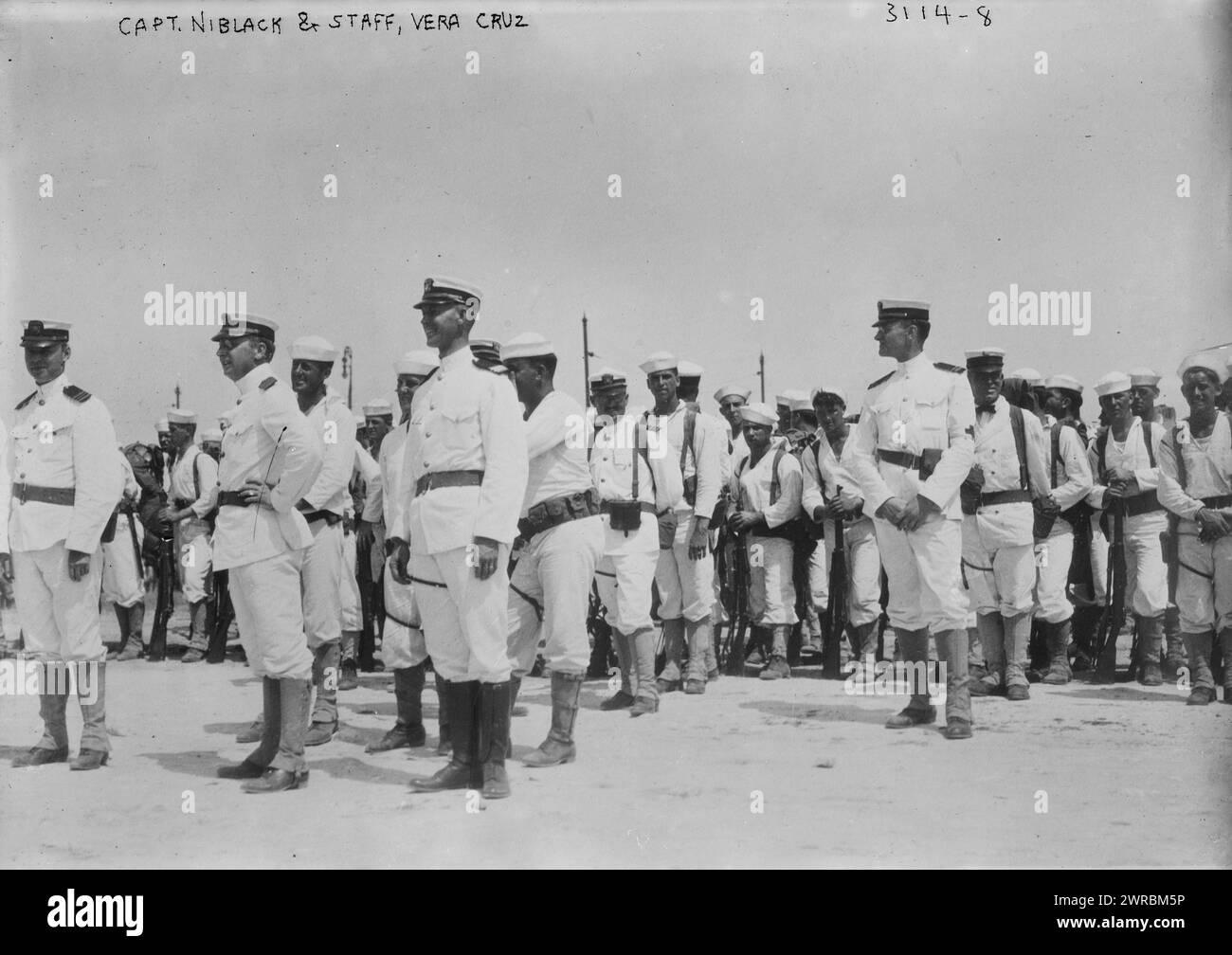 Le Capitaine Niblack & Staff, Vera Cruz, photographie montre l'amiral américain Albert Parker Niblack (1859-1929) avec les troupes américaines pendant l'occupation américaine de Veracruz, au Mexique, qui a eu lieu pendant la Révolution mexicaine. Les troupes américaines sont entrées dans la ville le 21 avril 1914 et sont restées jusqu'au 1914 novembre 1914, négatifs en verre, 1 négatif : verre Banque D'Images