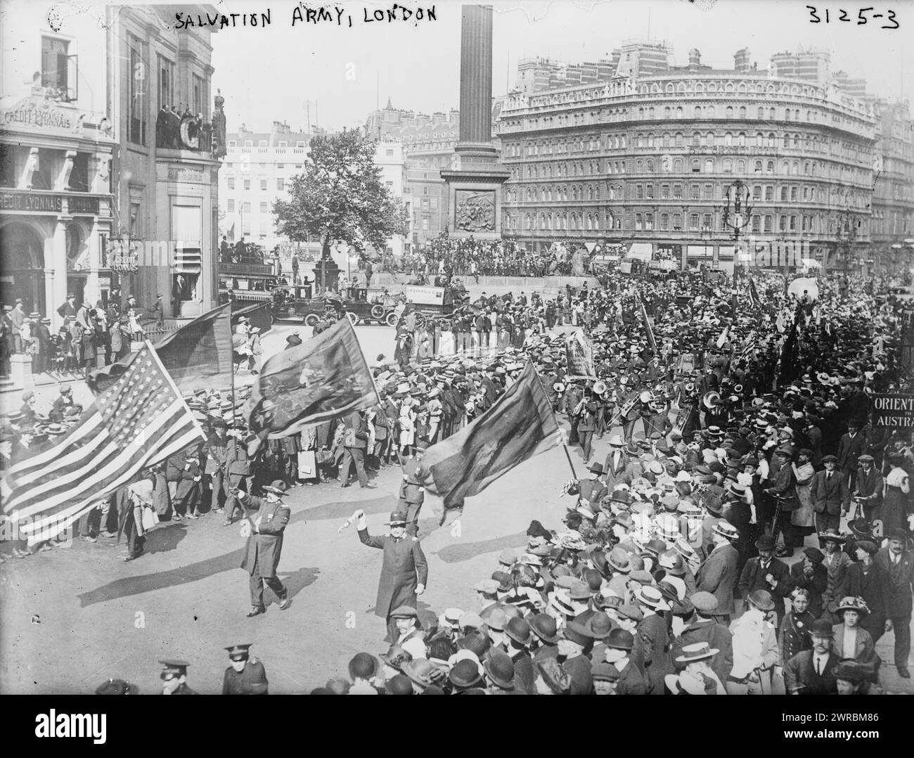 Armée du Salut, Londres, photographie montre des gens en procession passant par Trafalgar Square, au Grand Congrès international de l'Armée du Salut, Londres, 13 juin 1914., 1914 juin 13, Londres, négatifs en verre, 1 négatif : verre Banque D'Images