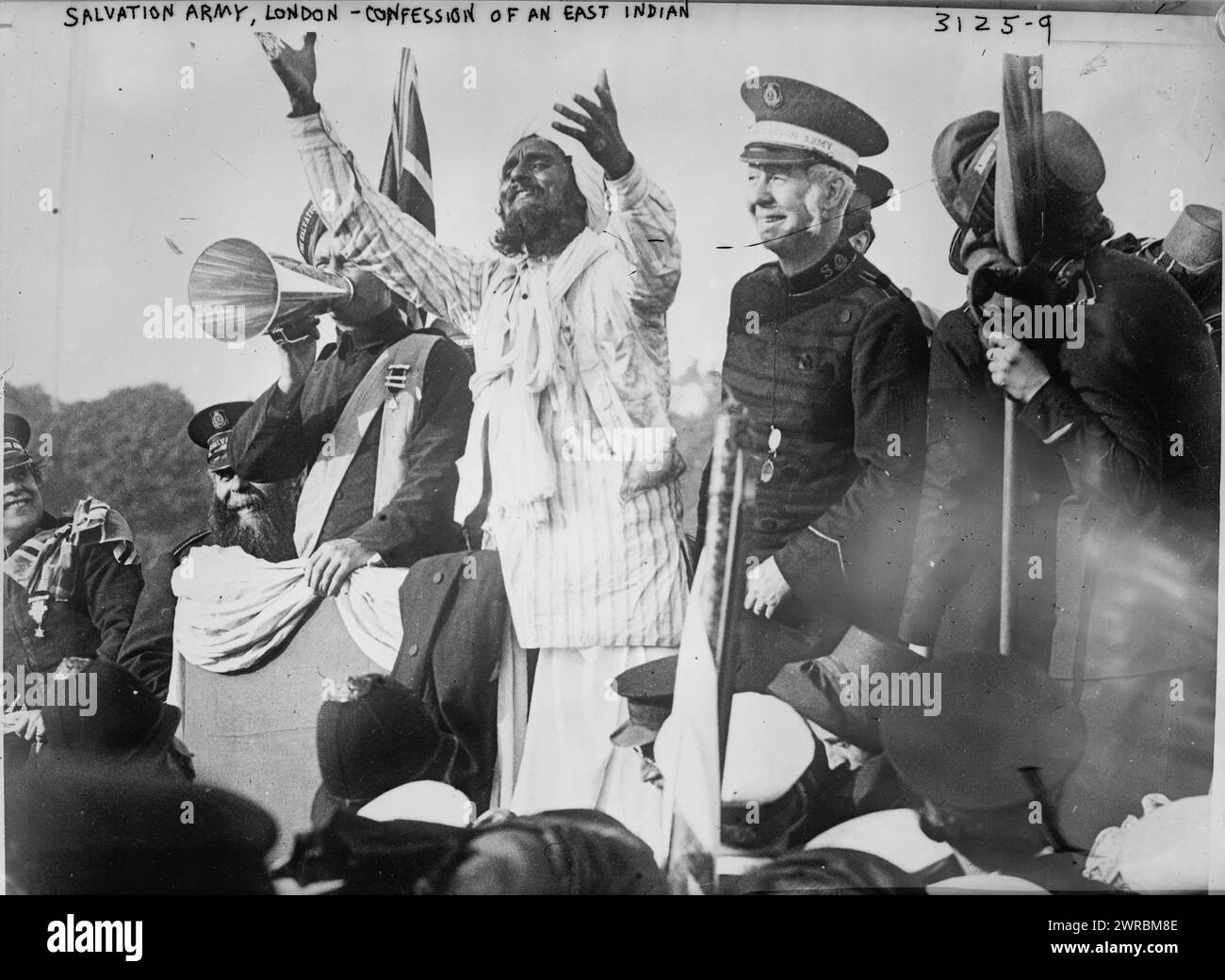 Armée du Salut, Londres, confession d'un Indien de l'est, photographie montrant un Indien de l'est et à sa droite, Bramwell Booth, général de l'Armée du Salut, au Grand Congrès international de l'Armée du Salut, Londres, juin 1914., 1914 juin, négatifs en verre, 1 négatif : verre Banque D'Images