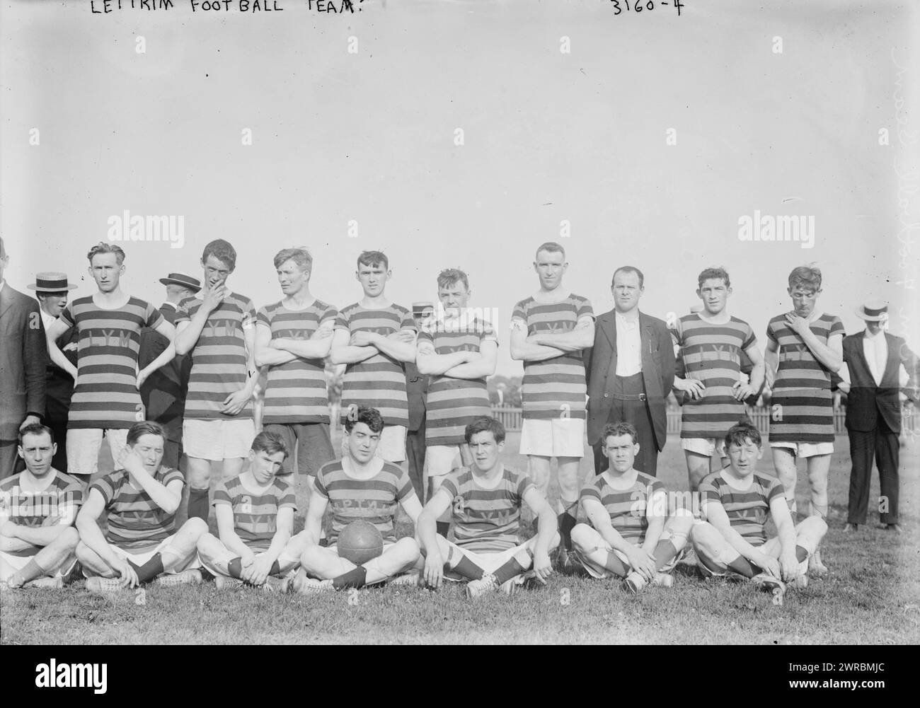 Équipe de football de Leitrim, photographie montre l'équipe de football de Leitrim qui a joué un match de football gaélique contre l'équipe Cavan, à Celtic Park, Queens, le 26 juillet 1914, dans le cadre des 15es matchs annuels de local 20, Union internationale de la vapeur et des moteurs d'exploitation., 1914 juillet 26, Glass Negative, 1 négatif : verre Banque D'Images