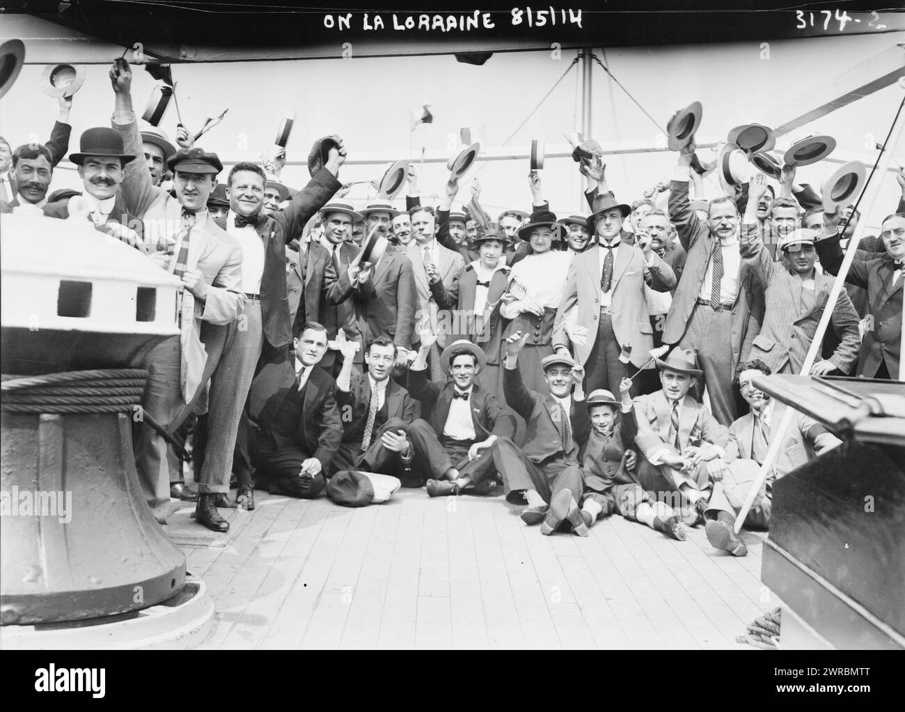 Sur LA LORRAINE, 8/5/14, la photographie montre un groupe sur le pont du navire français la Lorraine, qui a quitté New York en août 1914 pour sa dernière traversée transatlantique avant la première Guerre mondiale, 1914 août 5, négatifs en verre, 1 négatif : verre Banque D'Images