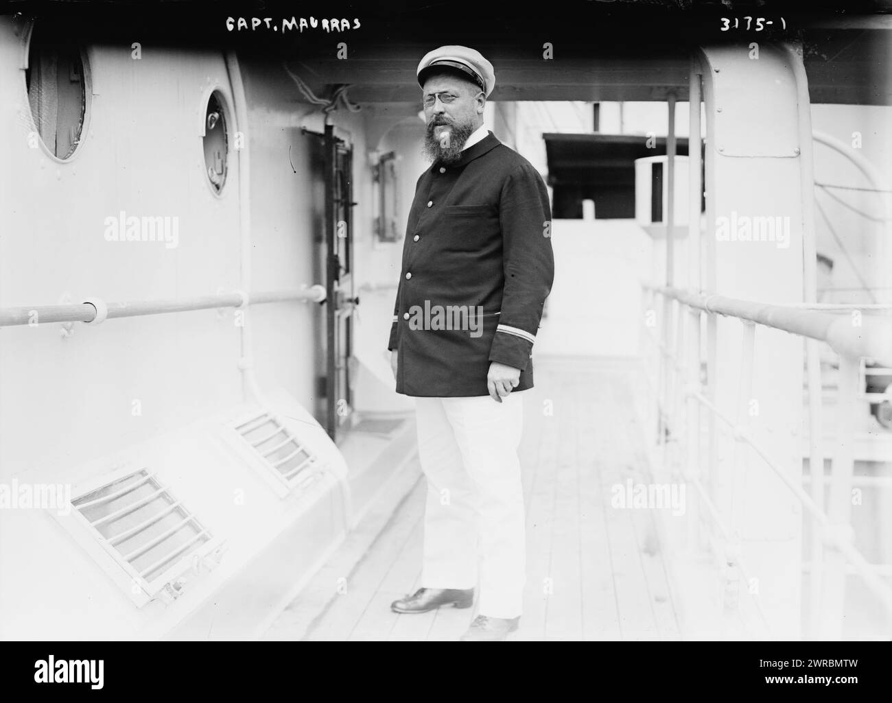 Capitaine Maurras, photographie commandant Maurras sur le pont du navire français la Lorraine, qui a quitté New York en août 1914 pour sa dernière traversée transatlantique avant la première Guerre mondiale, 1914 août, négatifs en verre, 1 négatif : verre Banque D'Images