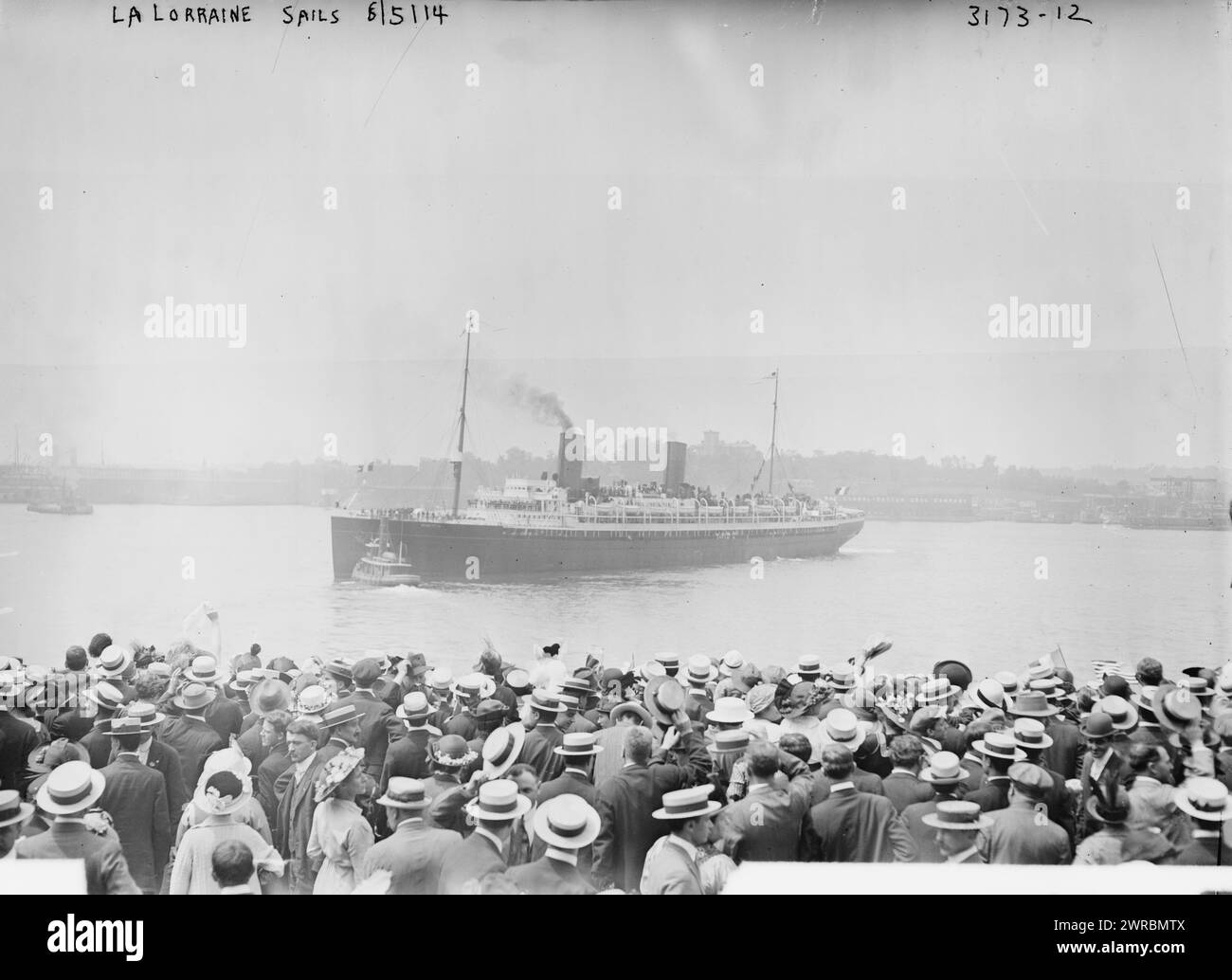 LA LORRAINE voiles, 8/5/14, photographie montrant des foules regardant le navire la Lorraine quitter New York en août 1914 pour sa dernière traversée transatlantique avant la première Guerre mondiale, 5 août 1914, négatifs en verre, 1 négatif : verre Banque D'Images