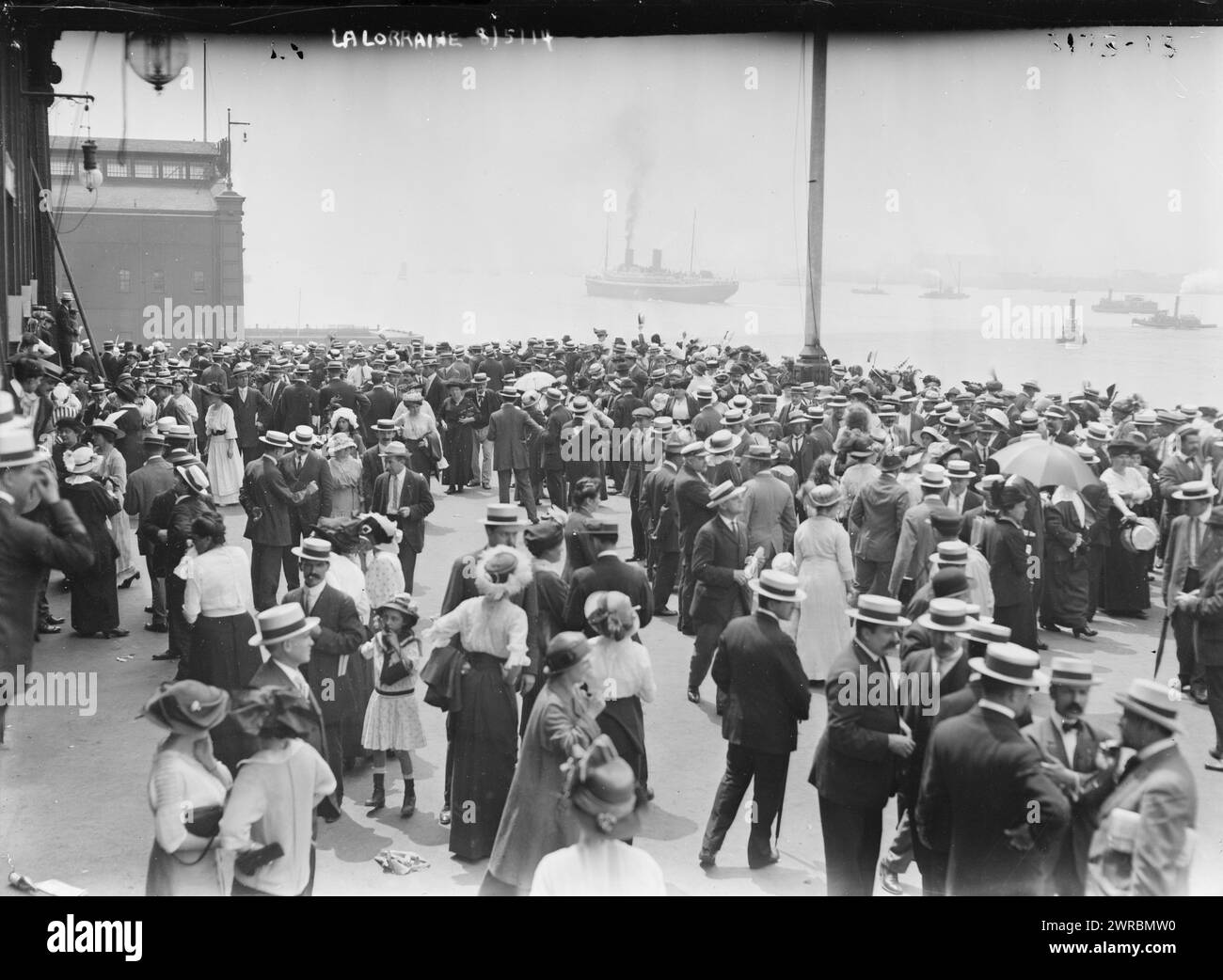 LA LORRAINE, 8/5/14, photographie montre des foules à l'embarcadère de la French Line observant le départ de la Lorraine, qui a quitté New York en août 1914 pour sa dernière traversée transatlantique avant la première Guerre mondiale, 5 août 1914, négatifs en verre, 1 négatif : verre Banque D'Images