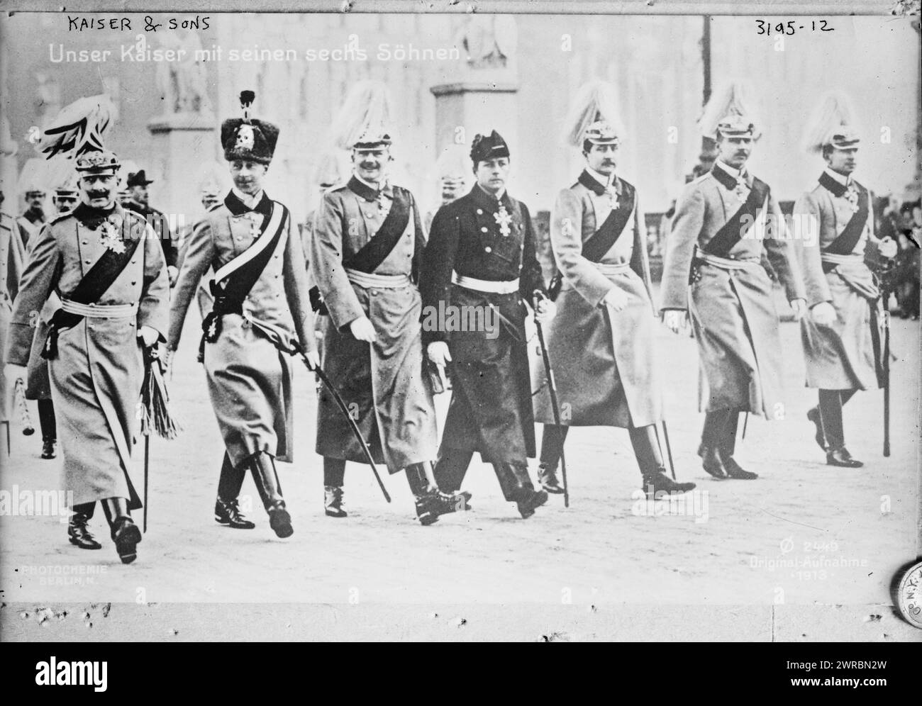Kaiser & fils, photographie montre les fils du Kaiser Guillaume II : Wilhelm, Prince héritier allemand ; Prince Eitel Friedrich, Prince Adalbert, Prince August Wilhelm, Prince Oskar, et Prince Joachim., entre CA. 1910 et env. 1915, négatifs en verre, 1 négatif : verre Banque D'Images