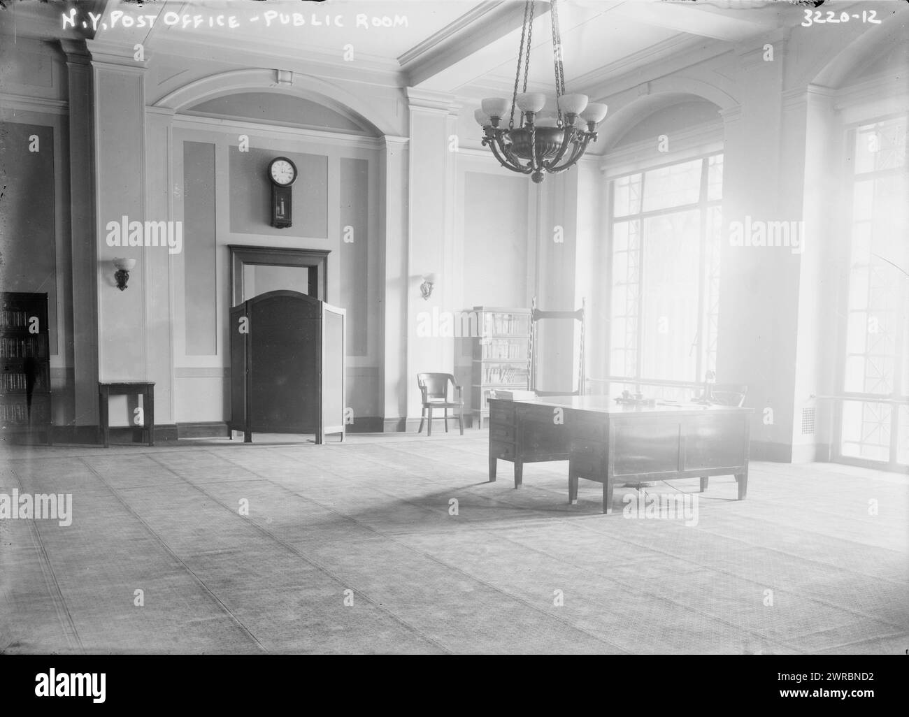 Bureau de poste de New York, salle publique, photographie montrant le bureau de poste terminal de Pennsylvanie (bâtiment du bureau de poste général), maintenant appelé le bâtiment James A. Farley, situé au 421 Eighth Avenue, New York City., entre CA. 1914 et env. 1915, négatifs en verre, 1 négatif : verre Banque D'Images