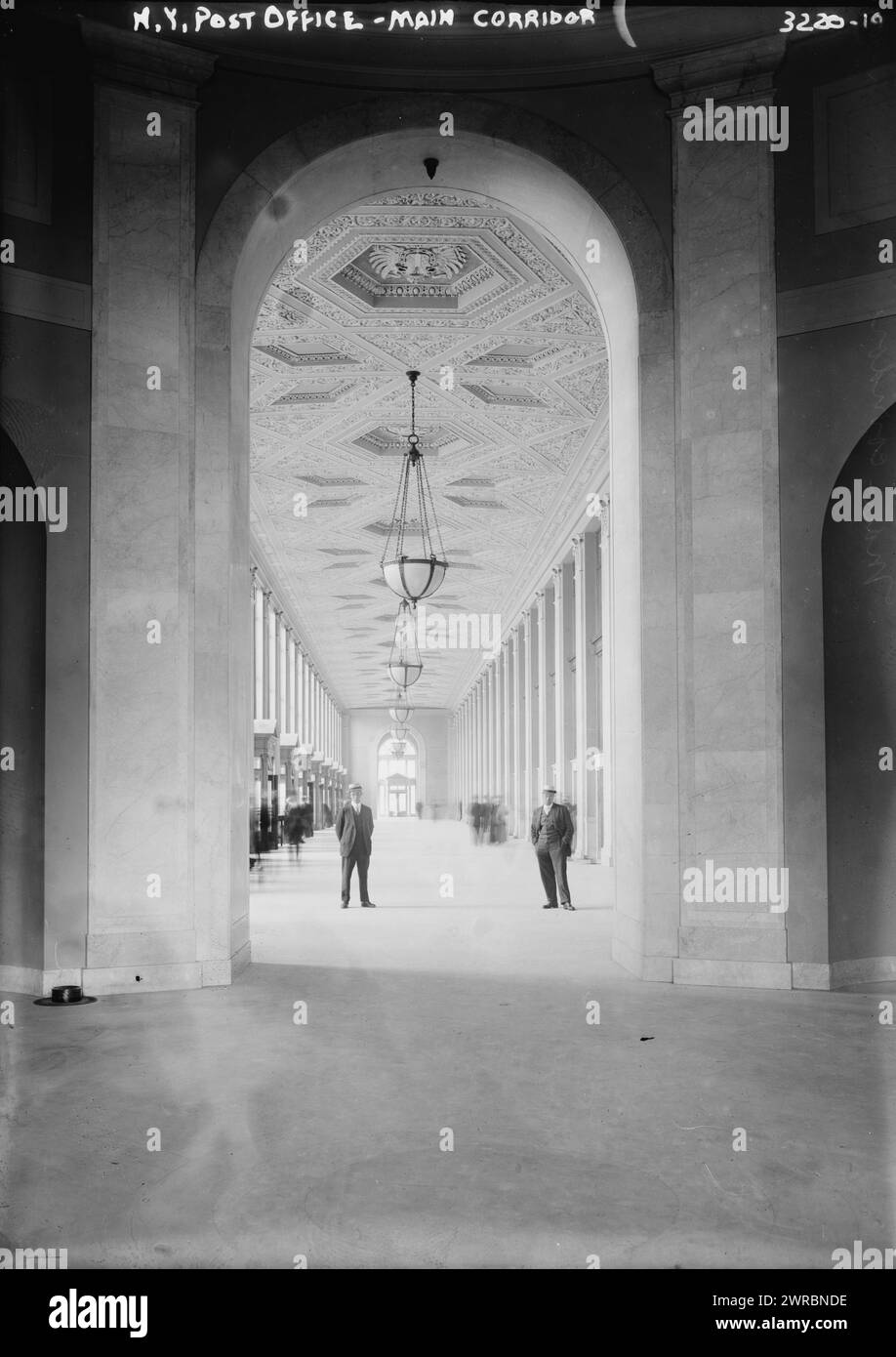 Bureau de poste de New York, couloir principal, la photographie montre le bureau de poste terminal de Pennsylvanie (bâtiment du bureau de poste général), maintenant appelé le bâtiment James A. Farley, situé au 421 Eighth Avenue, New York City., entre CA. 1914 et env. 1915, négatifs en verre, 1 négatif : verre Banque D'Images
