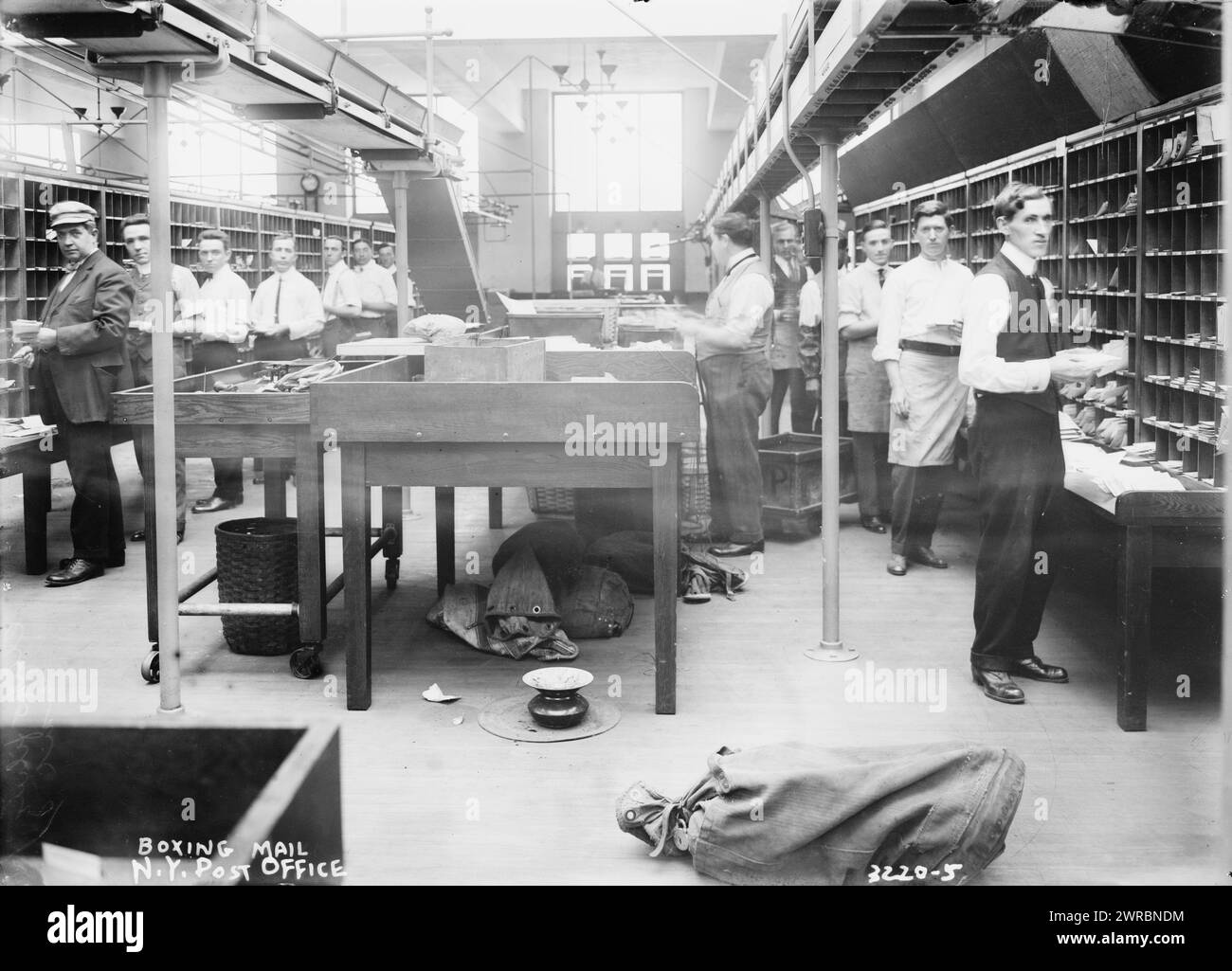 Boxing mail, New York Post Office, photographie montrant Pennsylvania terminal Post Office (General Post Office Building), maintenant appelé James A. Farley Building, situé au 421 Eighth Avenue, New York City., entre CA. 1914 et env. 1915, négatifs en verre, 1 négatif : verre Banque D'Images