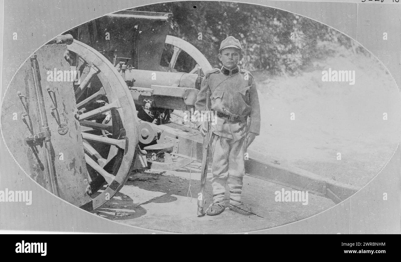 Servien de 12 ans, c'est-à-dire serbe à Belgrade, la photographie montre un enfant soldat serbe en uniforme pendant la première Guerre mondiale, à Belgrade, Serbie., entre env. 1914 et env. 1915, Guerre mondiale, 1914-1918, négatifs en verre, 1 négatif : verre Banque D'Images