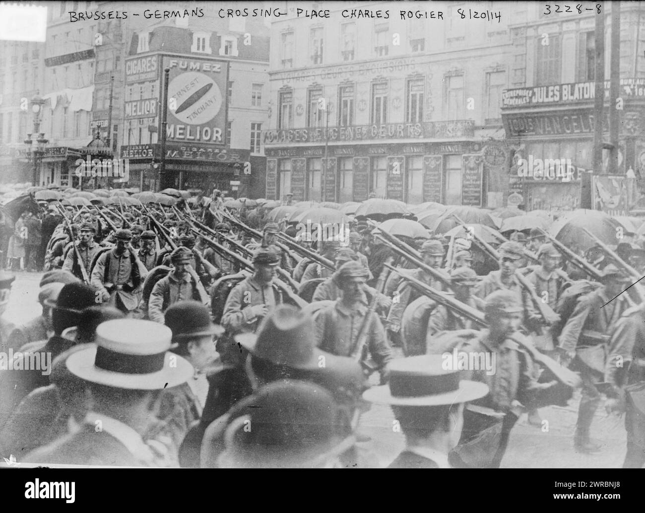Bruxelles, Allemands traversant la place Charles Rogier, 20/08/14, photographie montrant des soldats allemands marchant dans une rue à Bruxelles, Belgique pendant la première Guerre mondiale, 1914 août 20, Guerre mondiale, 1914-1918, négatifs en verre, 1 négatif : verre Banque D'Images