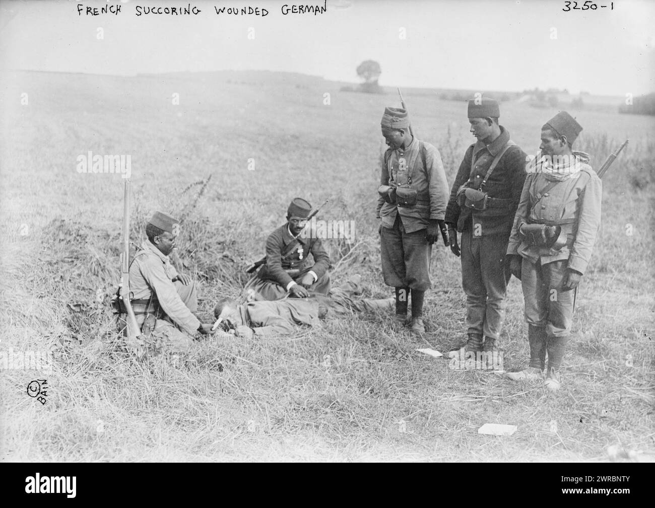 Français suceur blessé Allemand, photographie montre des soldats marocains français, entre Villeroy et Neufmoutiers, France, soignant un soldat allemand blessé pendant la première Guerre mondiale, 1914, Guerre mondiale, 1914-1918, négatifs en verre, 1 négatif : verre Banque D'Images