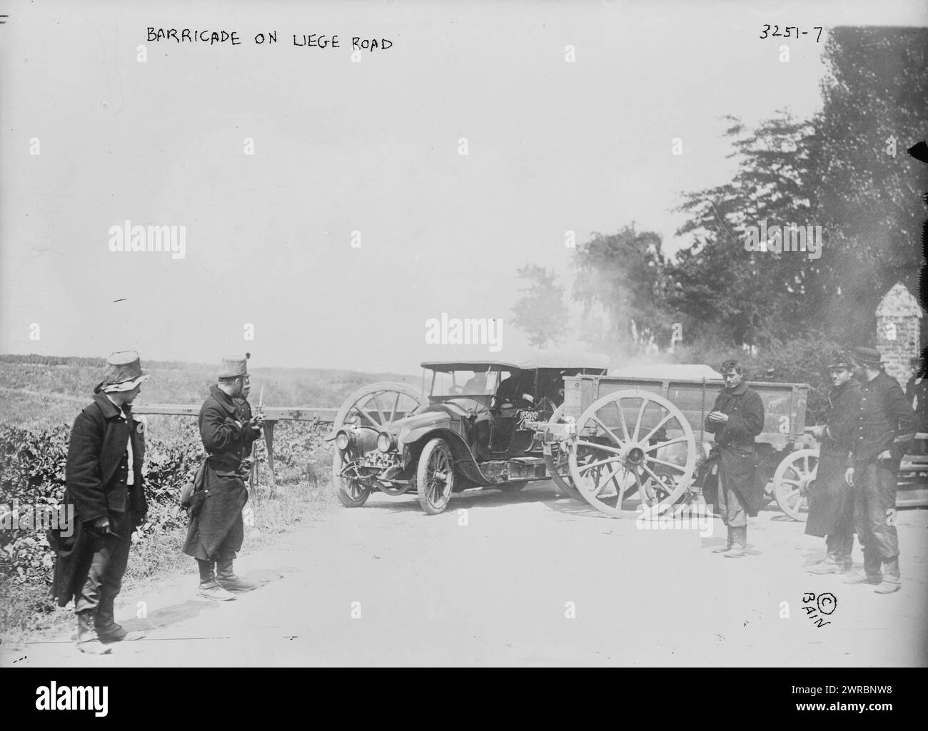 Barricade sur Liege Rd, photographie montre les conséquences de la bataille de Haelen qui a été livrée par les armées allemande et belge le 12 août 1914 près de Haelen, Belgique pendant la première Guerre mondiale, 1914, Guerre mondiale, 1914-1918, négatifs en verre, 1 négatif : verre Banque D'Images