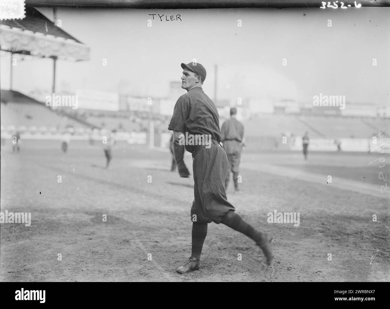 Lefty Tyler lancer une balle, Boston NL (baseball), 1914, négatifs en verre, 1 négatif : verre Banque D'Images