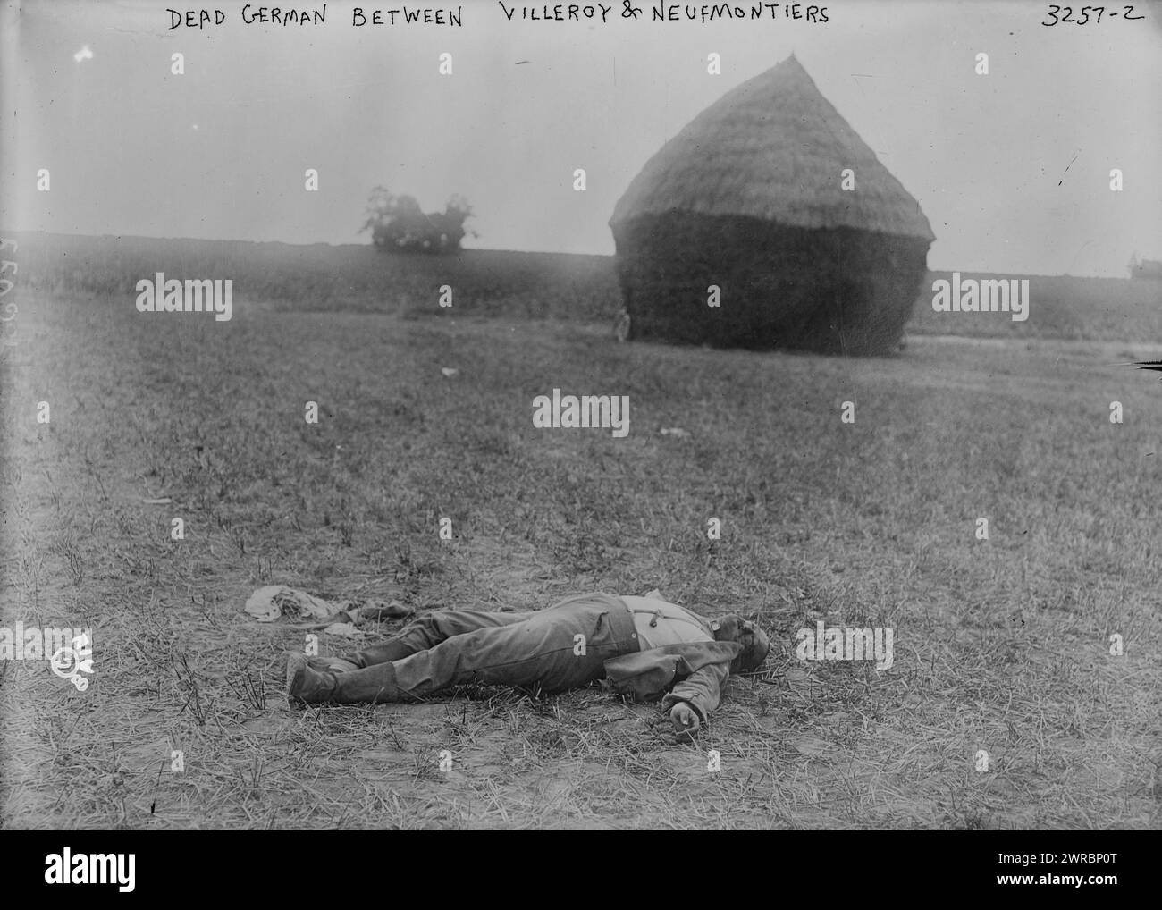 Allemand mort entre Villeroy et Neufmontiers, photographie montre un allemand mort gisant près d'une botte de foin, pendant la première Guerre mondiale en France., 1914, Guerre mondiale, 1914-1918, négatifs en verre, 1 négatif : verre Banque D'Images