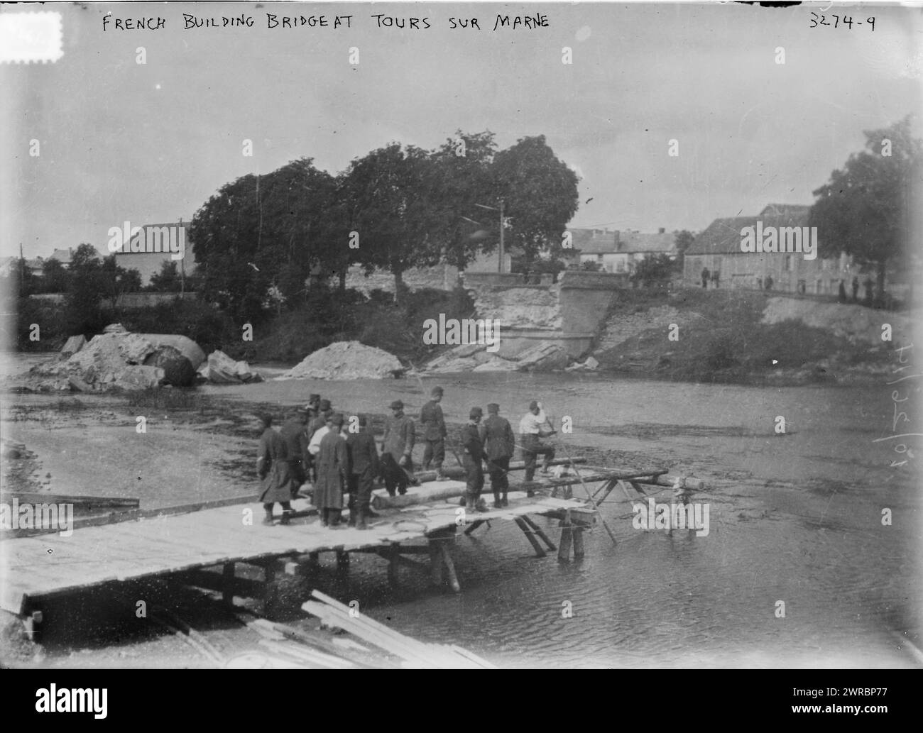 Pont de construction français à Tours sur Marne, la photographie montre des ingénieurs français construisant un pont temporaire à Tours sur Marne, France, après que le pont a été détruit par les forces allemandes pendant la première Guerre mondiale, 1914 Oct. 26, Guerre mondiale, 1914-1918, négatifs en verre, 1 négatif : verre Banque D'Images